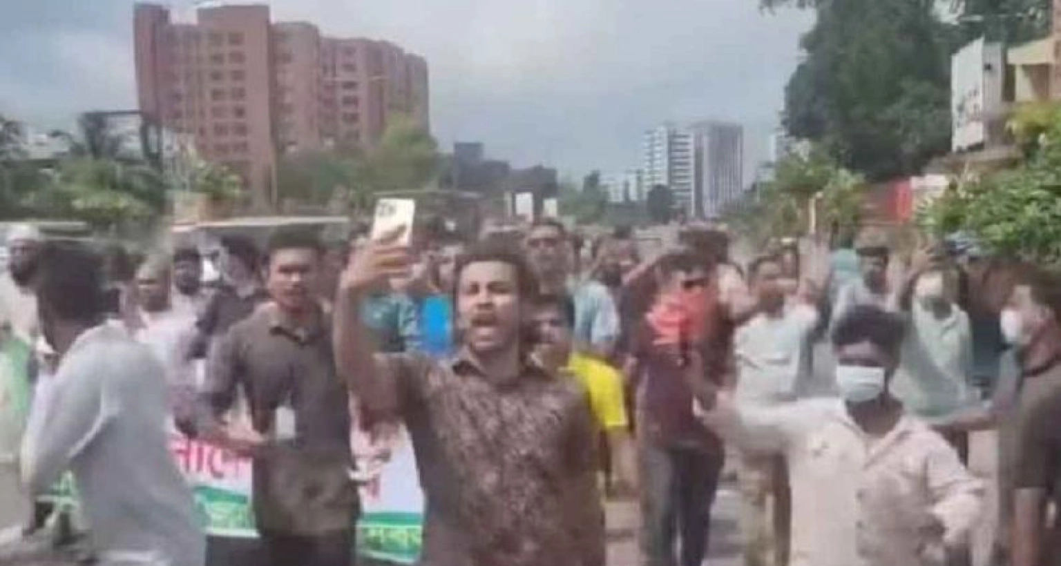 এবার রাজধানীতে পুলিশের সামনেই বড় মিছিল করল ‘নি’ষি’দ্ধ’ আওয়ামী লীগ!