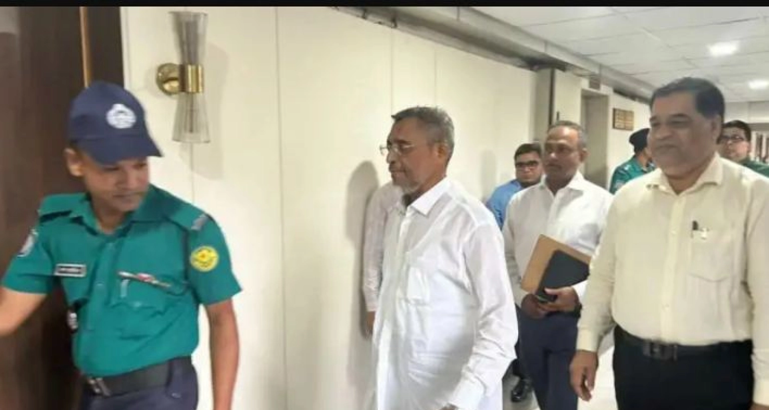 দীর্ঘ সাড়ে ১৭ বছর পর স্বরাষ্ট্র মন্ত্রণালয়ে লুৎফুজ্জামান বাবর!