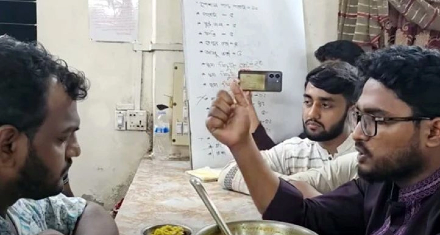 হাফপ্যান্ট পরে কাজ, ভিপির তোপের মুখে সূর্য সেন হলের ক্যাফেটেরিয়া ম্যানেজার, সতর্কবার্তা