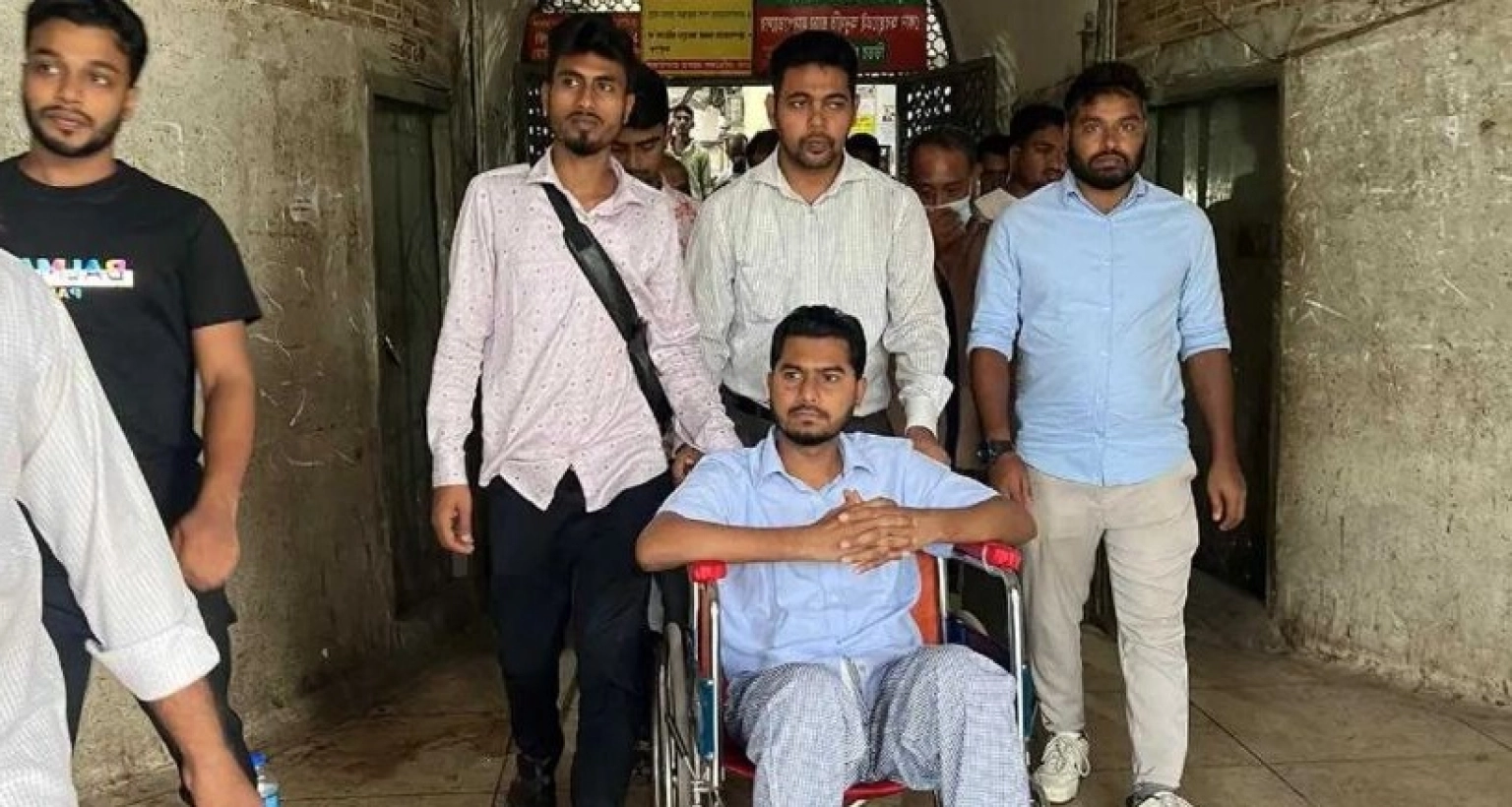  অ্যাম্বুলেন্সে হাসপাতাল ছাড়লেন নুরুল হক নুর