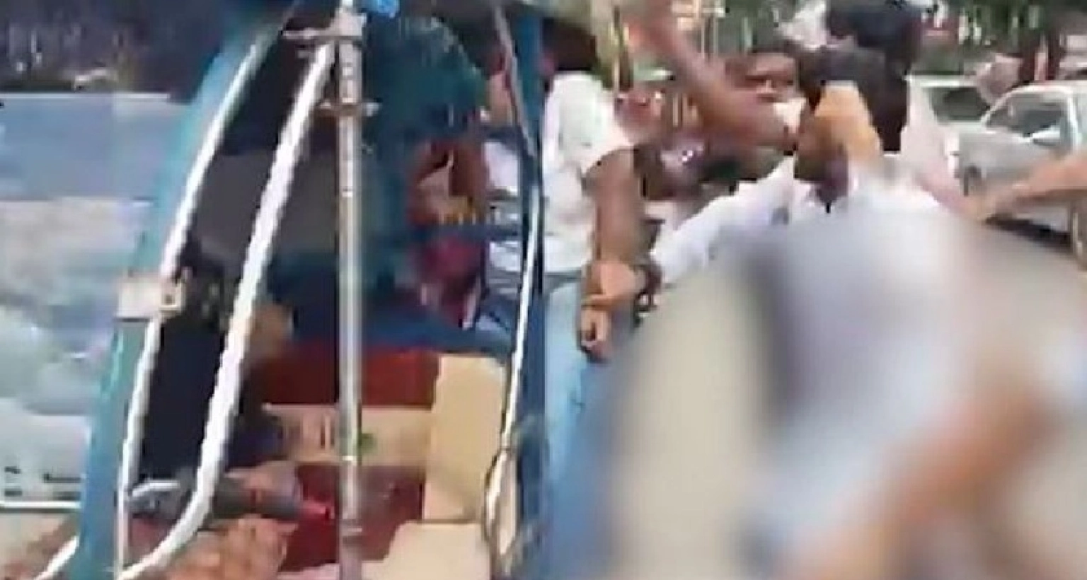 রাজধানীতে ঝটিকা মিছিলের চেষ্টাকালে আ. লীগ নেতাদের গণপিটুনি দিল উপস্থিত জনতা