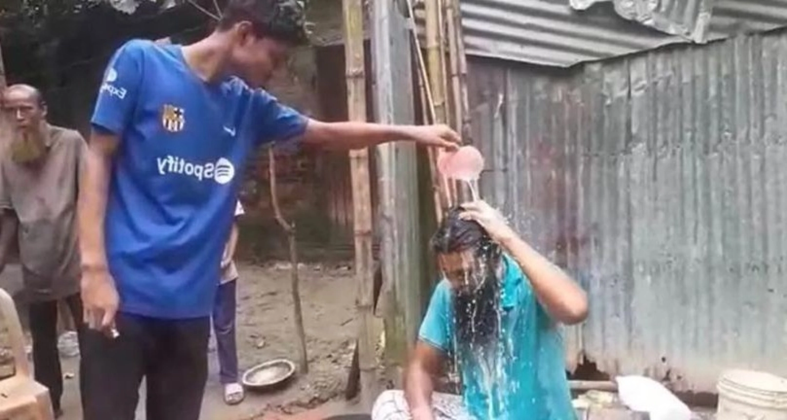 বিয়ের ২৫ বছর পর স্ত্রীকে তালাক দিয়ে এক মণ দুধ দিয়ে গোসল