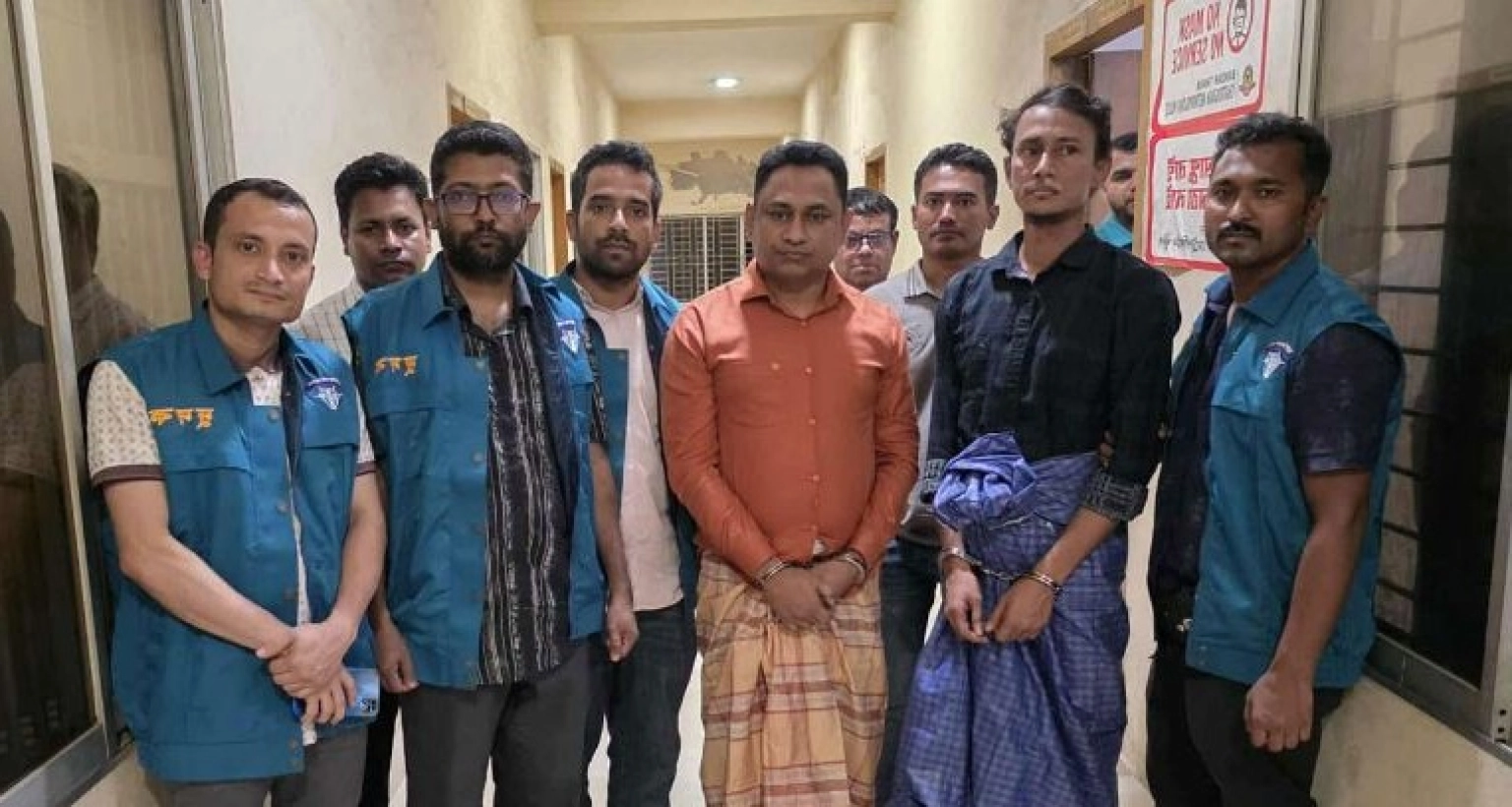 রাজস্ব কর্মকর্তা ঘুষের টাকাসহ হাতেনাতে গ্রেপ্তার 