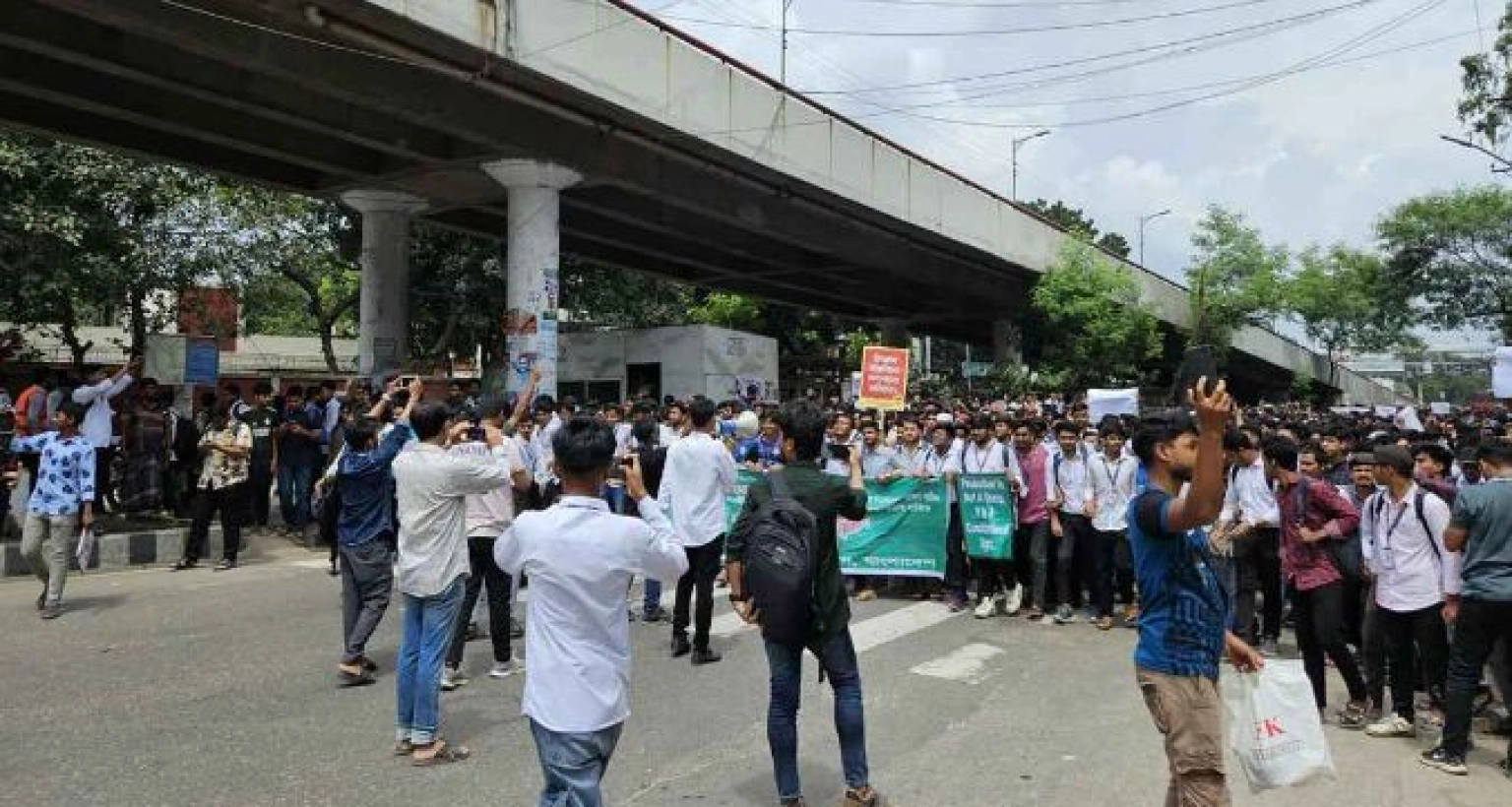  উত্তাল রাজধানীর সাতরাস্তা মোড়
