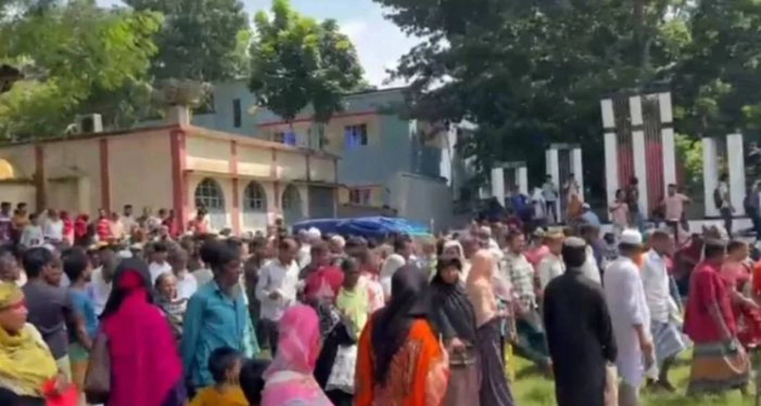 এ খবর ছড়িয়ে পড়লে ছুটে আসেন শত শত মানুষ,  ‘মাফ চেয়ে’ পালালেন এমপি প্রার্থী!