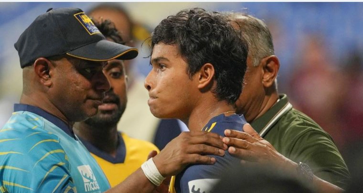 বাবার মৃত্যুর খবর পেলেন দলের জয় উদযাপনের সময়, জয়সুরিয়া ছুটে গিয়ে সান্ত্বনা দেন