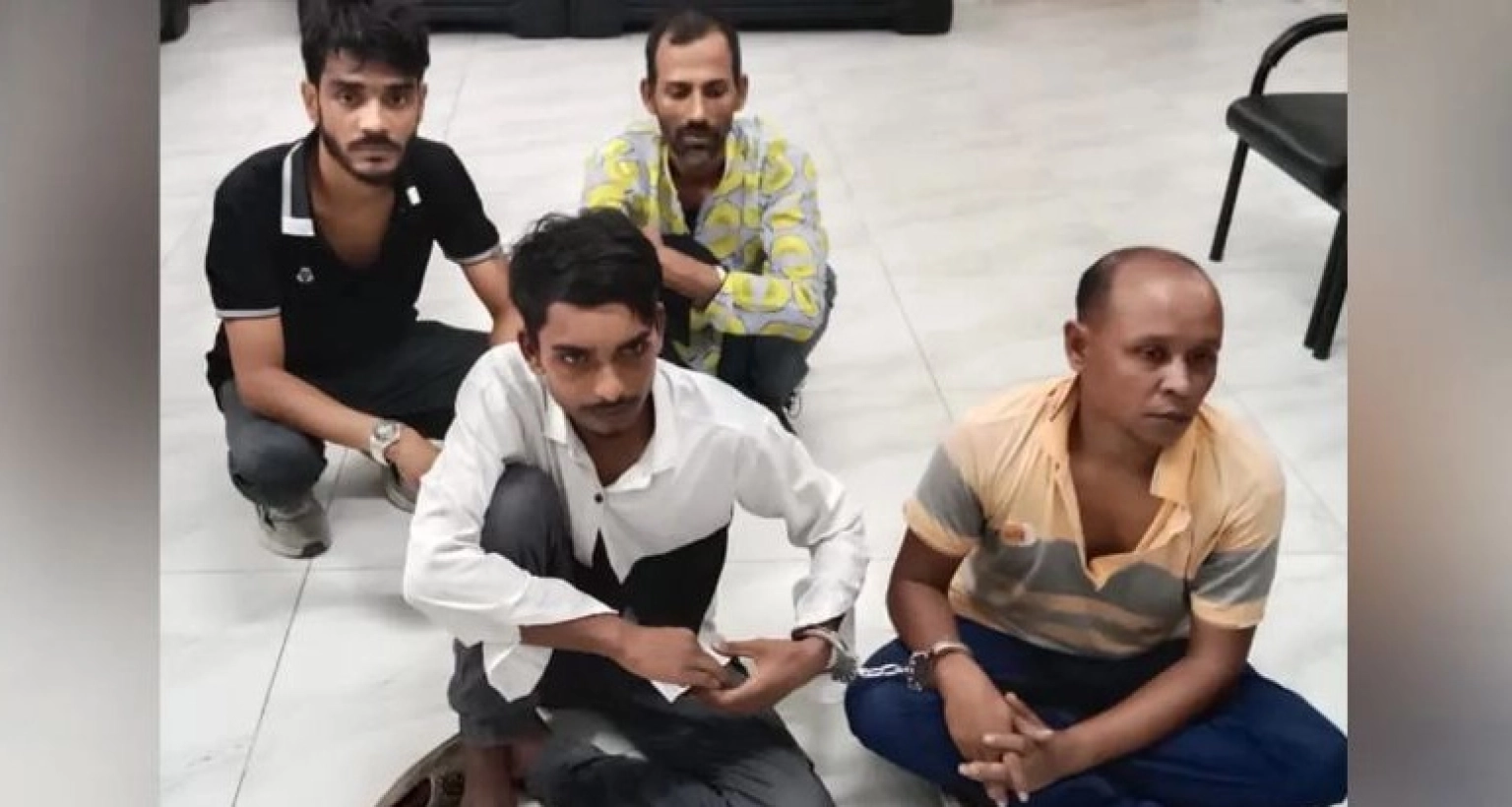 নিষিদ্ধ ছাত্রলীগের মিছিল, ধাওয়া দিয়ে ৪ জনকে ধরে পুলিশে দিল জনতা