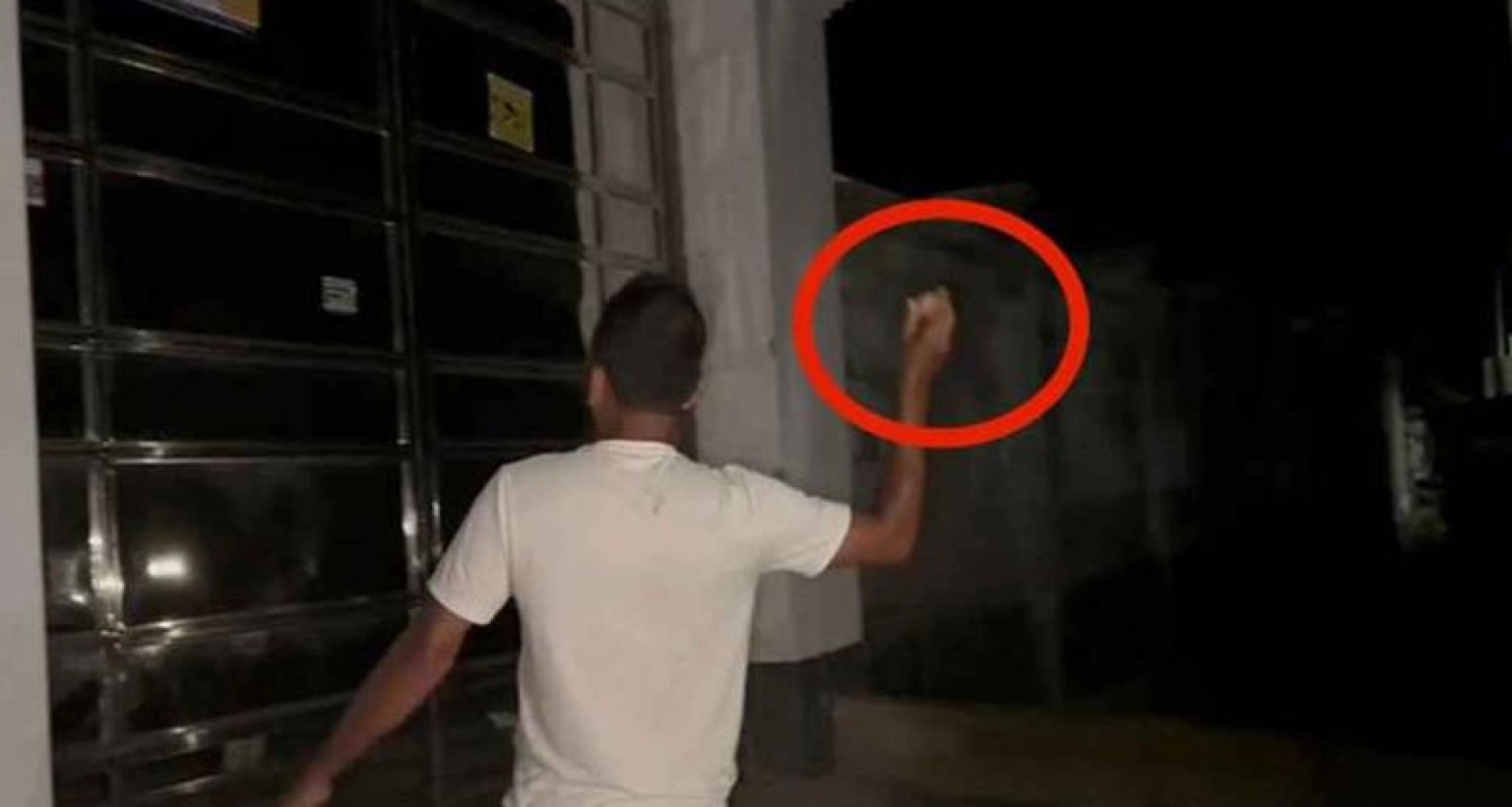 পাল্টা ডিম নিক্ষেপ সেই আ. লীগ নেতা জাহিদের দেশের বাড়িতে 