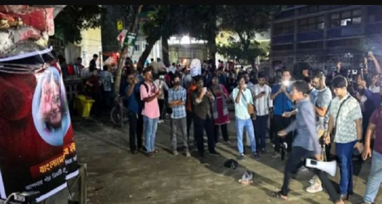 এবার শেখ হাসিনার ছবিতে ডিম নিক্ষেপ কর্মসূচি পালন