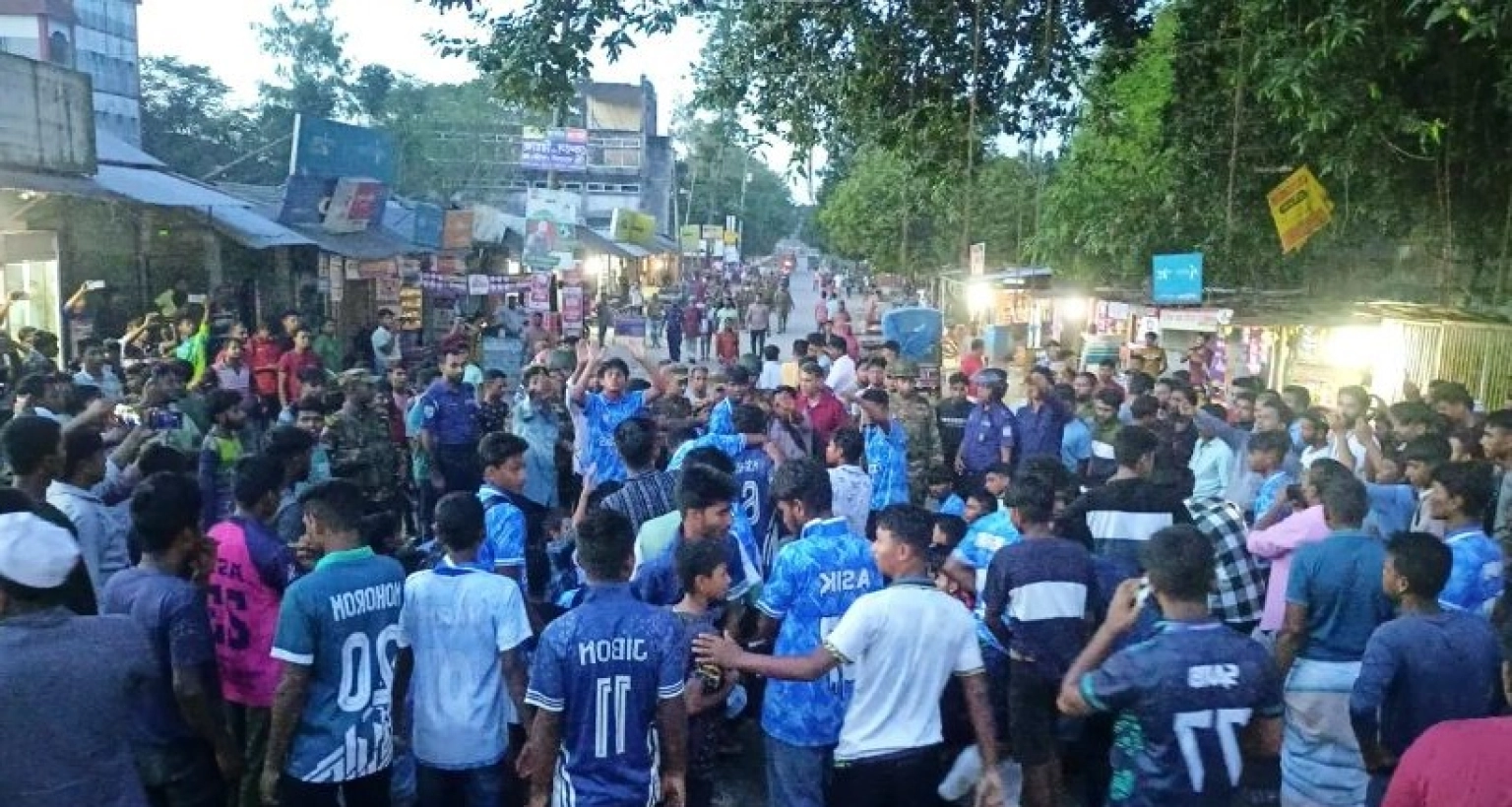 দুই বিদ্যালয়ের শিক্ষার্থীদের মধ্যে সংঘর্ষ, নিয়ন্ত্রণে পুলিশ ও সেনাবাহিনী