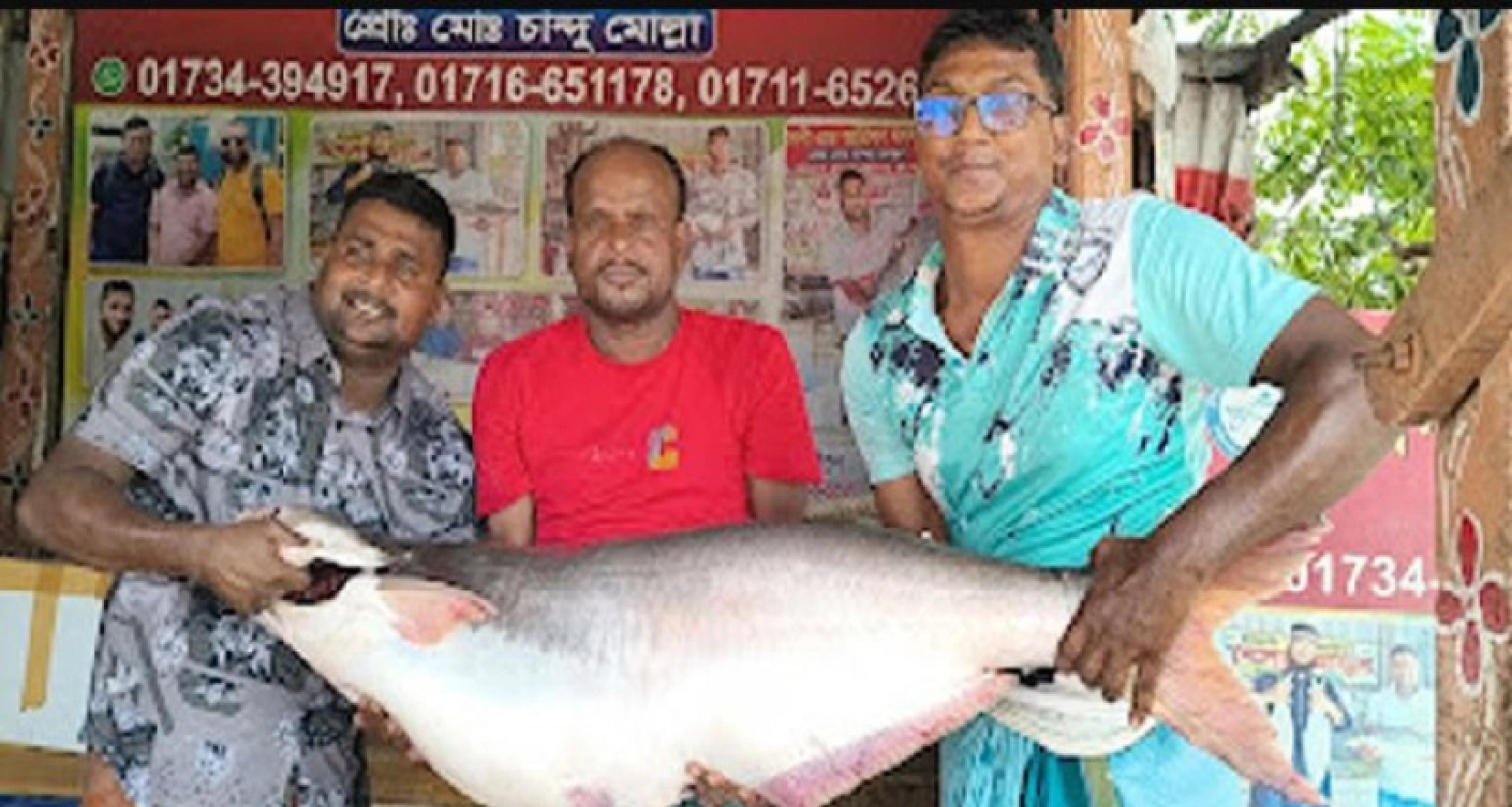 ৬৩ হাজার ৭৫০ টাকায় বিক্রি হলো এই বিশাল পাঙাশ মাছ
