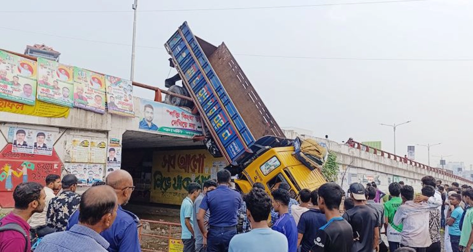  নিয়ন্ত্রণ হারিয়ে ফ্লাইওভারের রেলিং ভেঙে ঝুলে রইল ট্রাক!