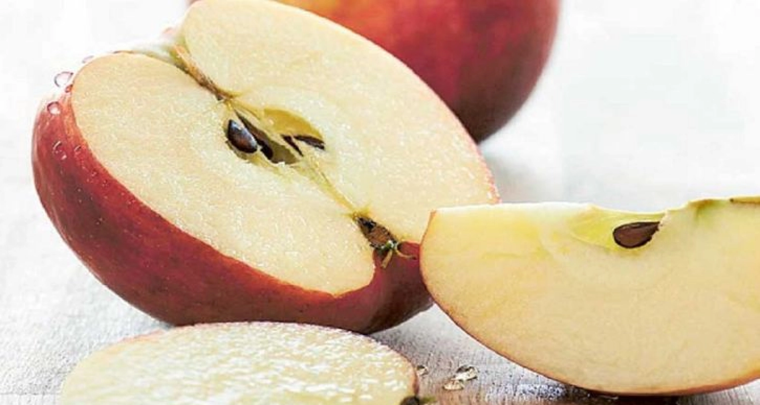 কেন আপেলের বীজ খাওয়া বিপজ্জনক?