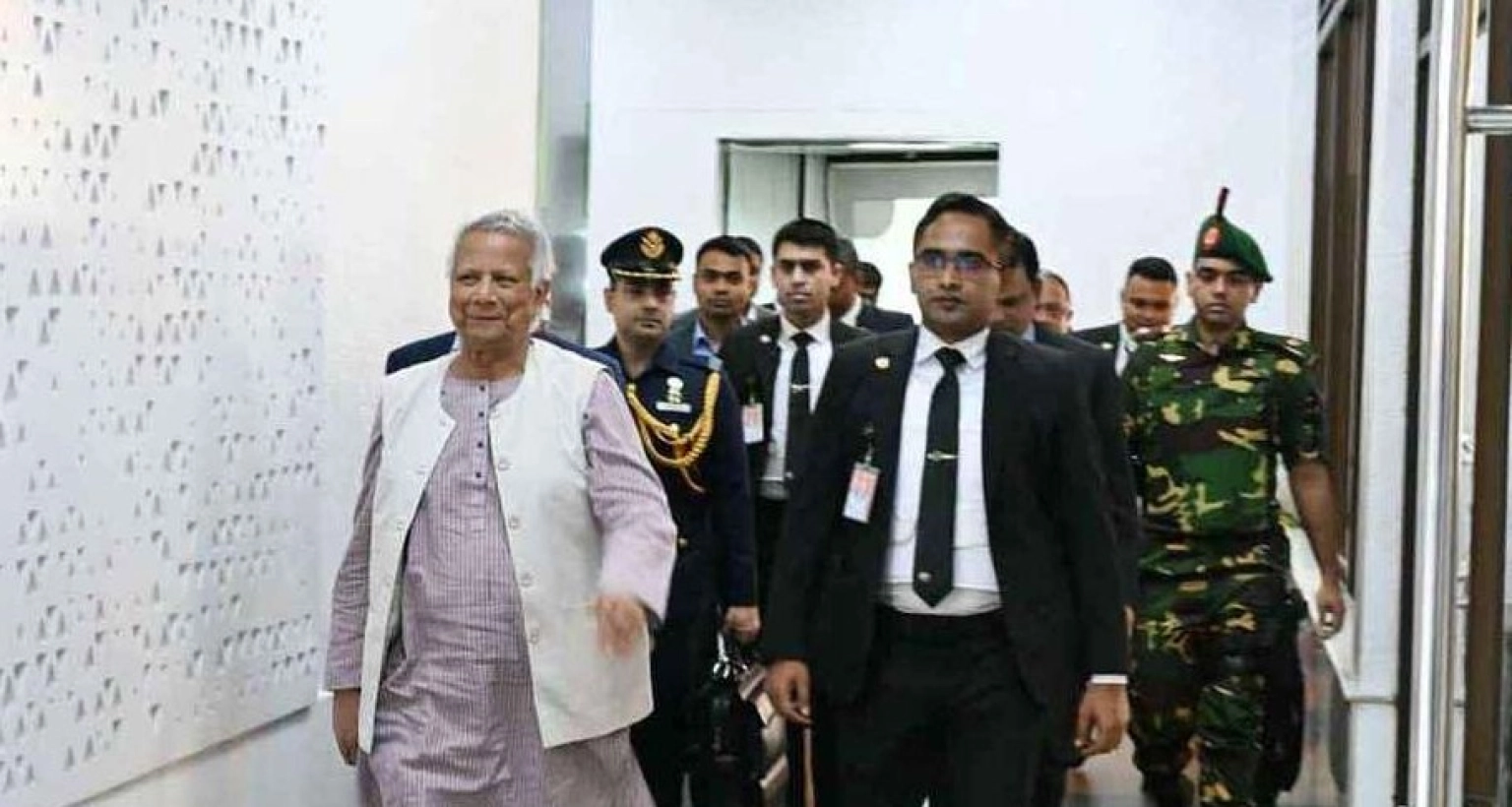 নিউইয়র্ক থেকে ঢাকায় ফিরেছেন প্রধান উপদেষ্টা ড. মুহাম্মদ ইউনূস