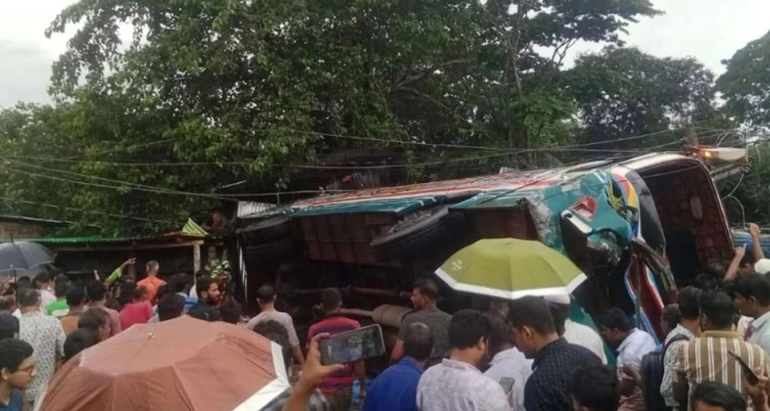 বাস উল্টে পড়লো দোকানের ওপর, দুই নারীসহ তিনজনের মৃত্যু