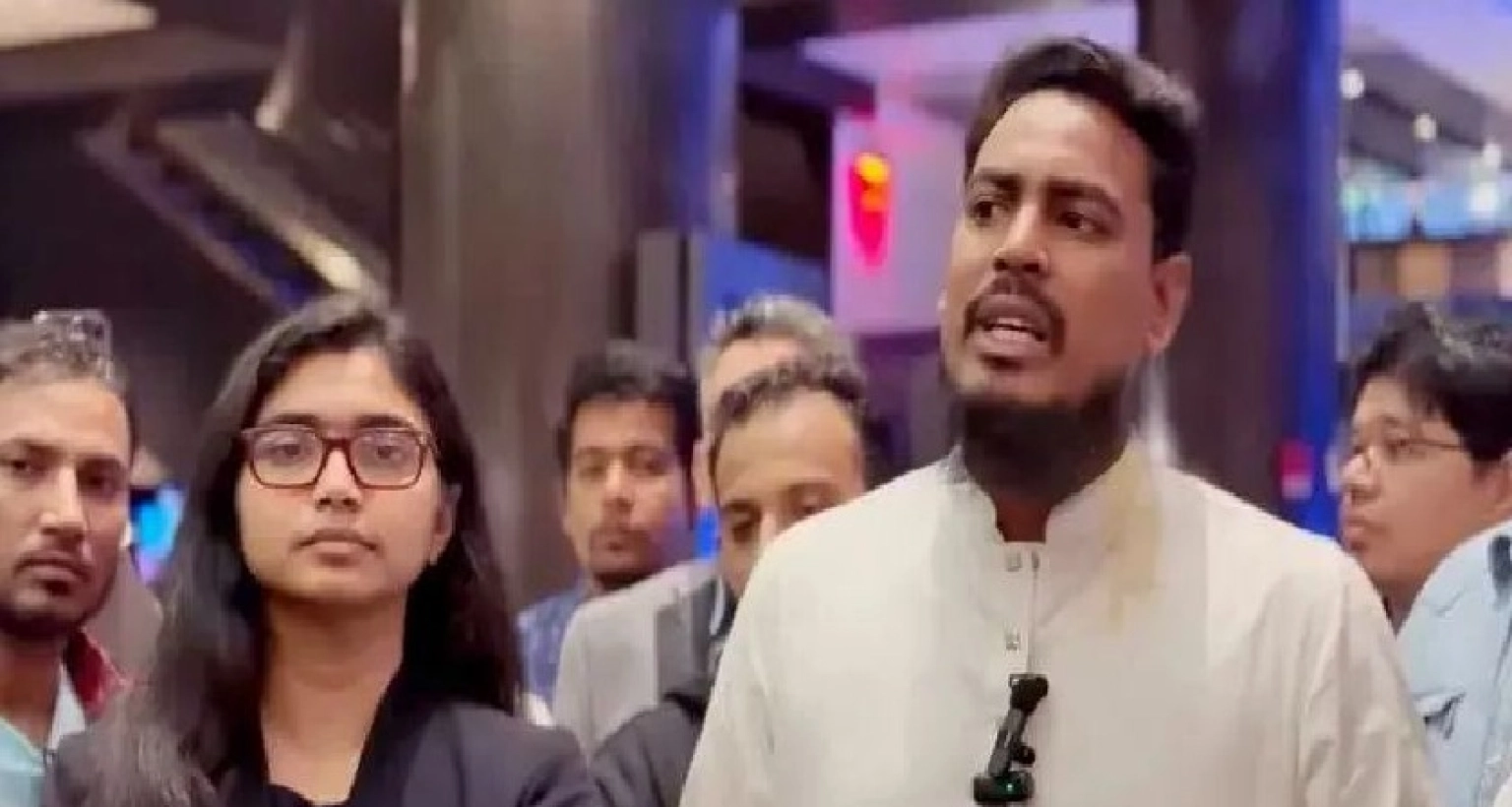  অসদাচরণের অভিযোগে বিমানবন্দরে আখতার-জারার সংবাদ সম্মেলন বর্জন সাংবাদিকদের