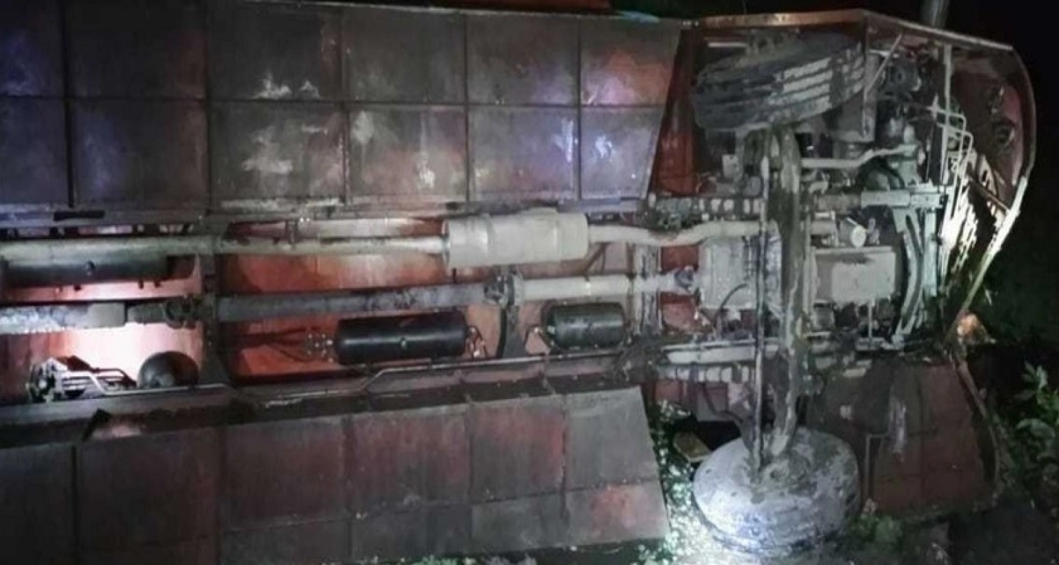 নিয়ন্ত্রণ হারিয়ে খাদে গিয়ে পড়ল যাত্রীবাহী বাস
