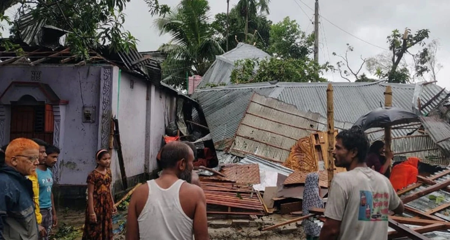 দুই মিনিটের ঝড়ে পুরো এলাকা তছনছ, আহত ৫০