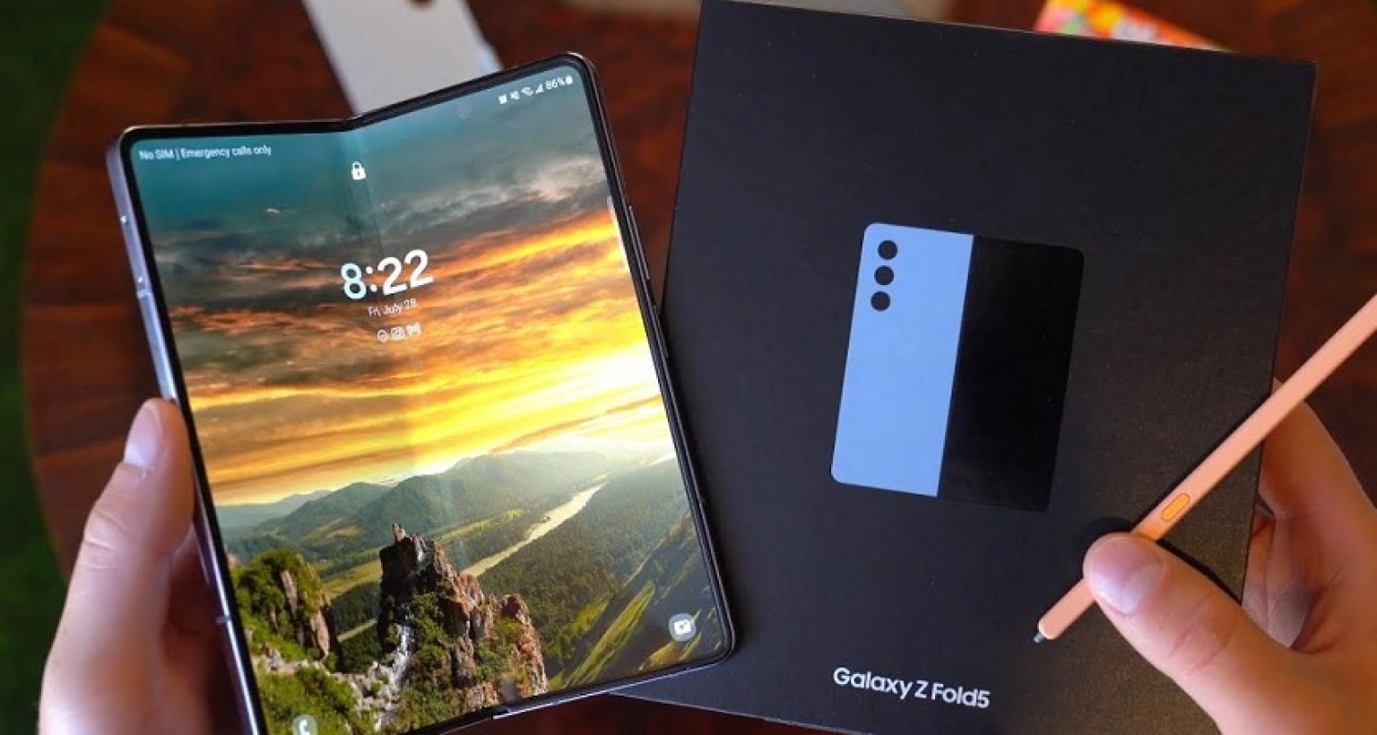 কিলার লুকে 56GB মেমরির Galaxy Z Fold 5 এর দাম কত জানেন?
