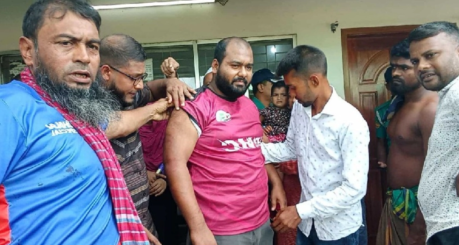 আ. লীগ নেতার ছেলের কাণ্ড! ঘটনার পর ক্ষুব্ধ জনতার ভাঙচুর, সেনাবাহিনীর সহায়তায় আটক 