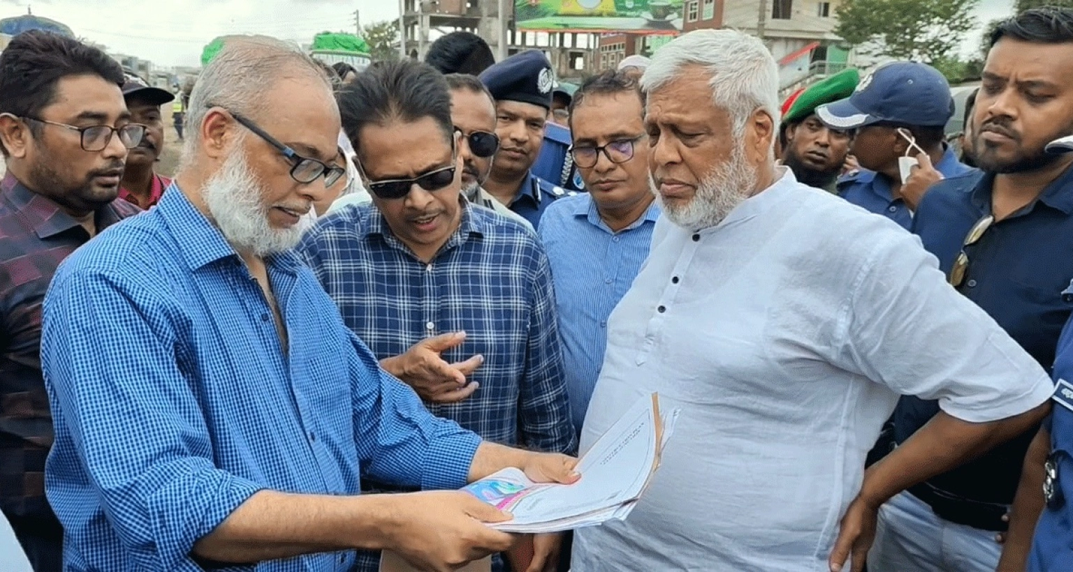 মোটরসাইকেলে করে সরাইল-বিশ্বরোড মোড় পরিদর্শনে আসেন ফাওজুল কবির খান