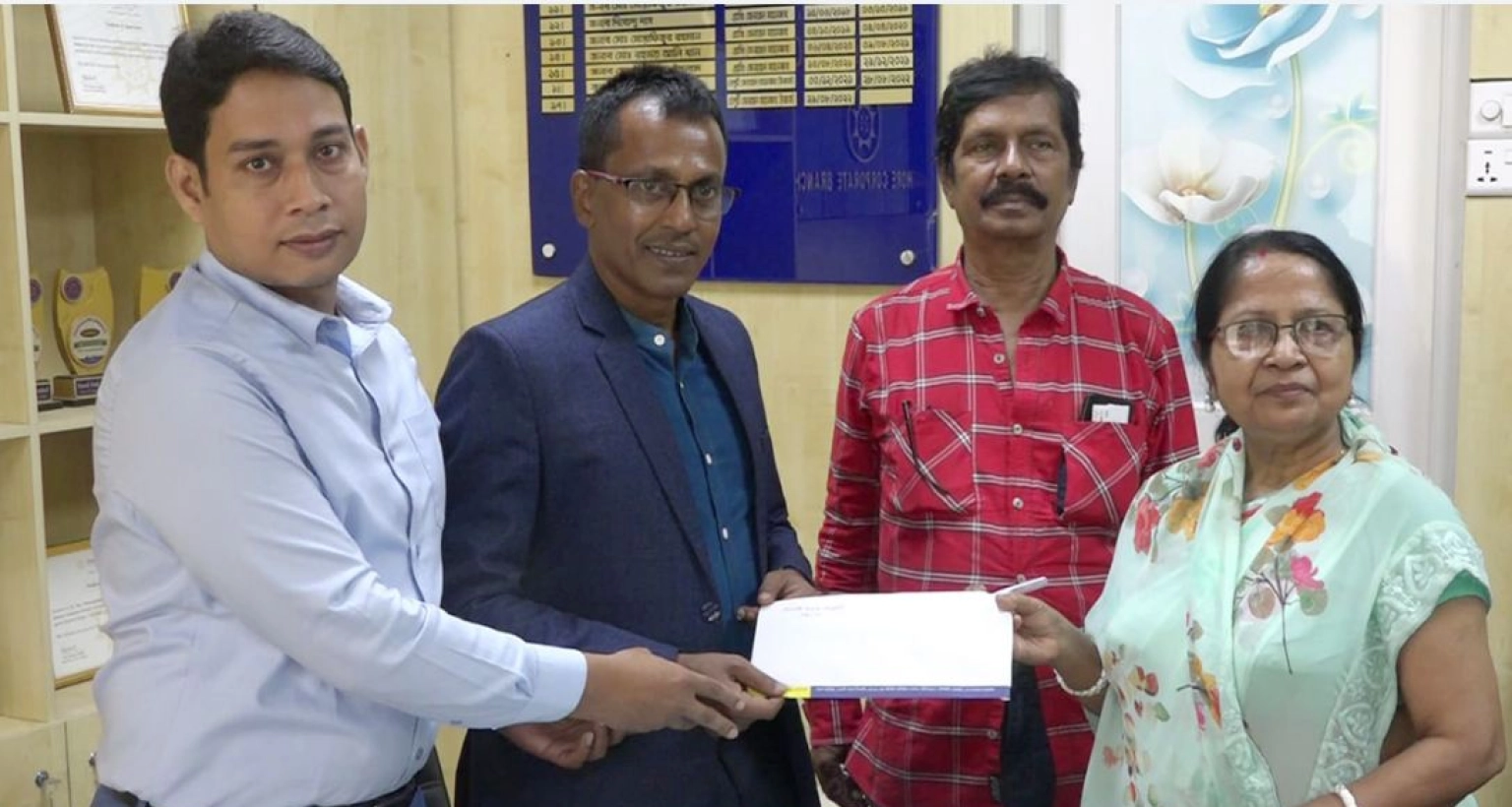 ব্যাংকের অ্যাকাউন্টে এত টাকা আছে জানতেনই না গ্রাহক!