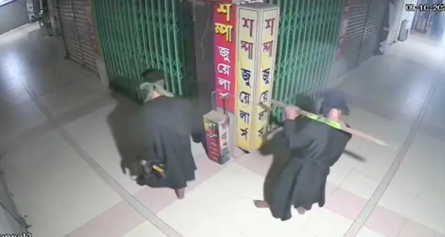 বোরকা পরে বাথরুমের গ্রিল কেটে শম্পা জুয়েলার্সে ঢোকে চোররা