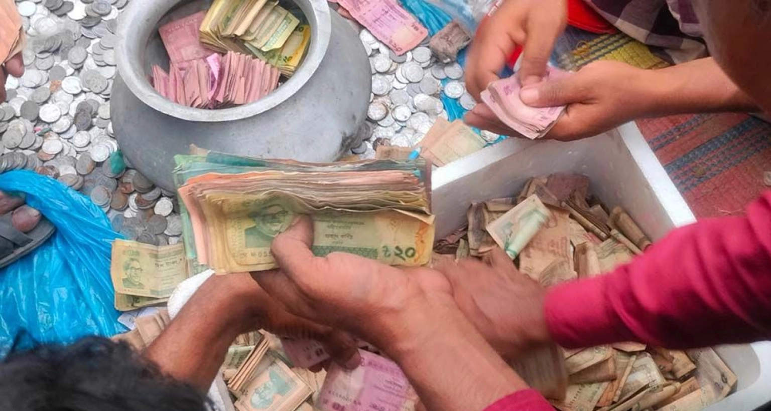 ভিক্ষুকের কাছে পাওয়া গেল দুই বস্তা টাকা