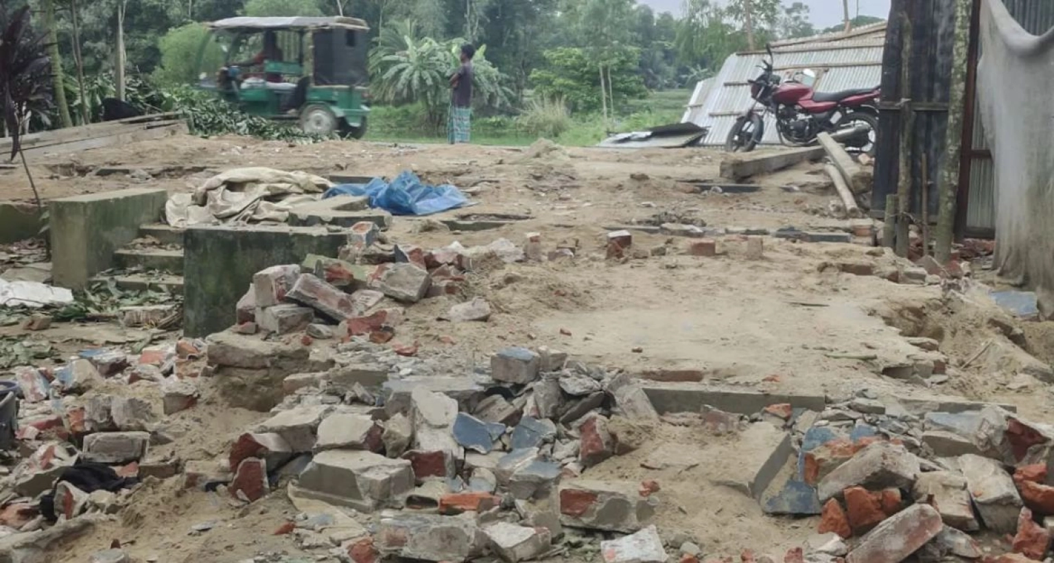 সময়মতো সুদের টাকা না পেয়ে মসজিদের ইমামের নেতৃত্বে বাড়িঘর ভাঙচুর ও লুটপাট!