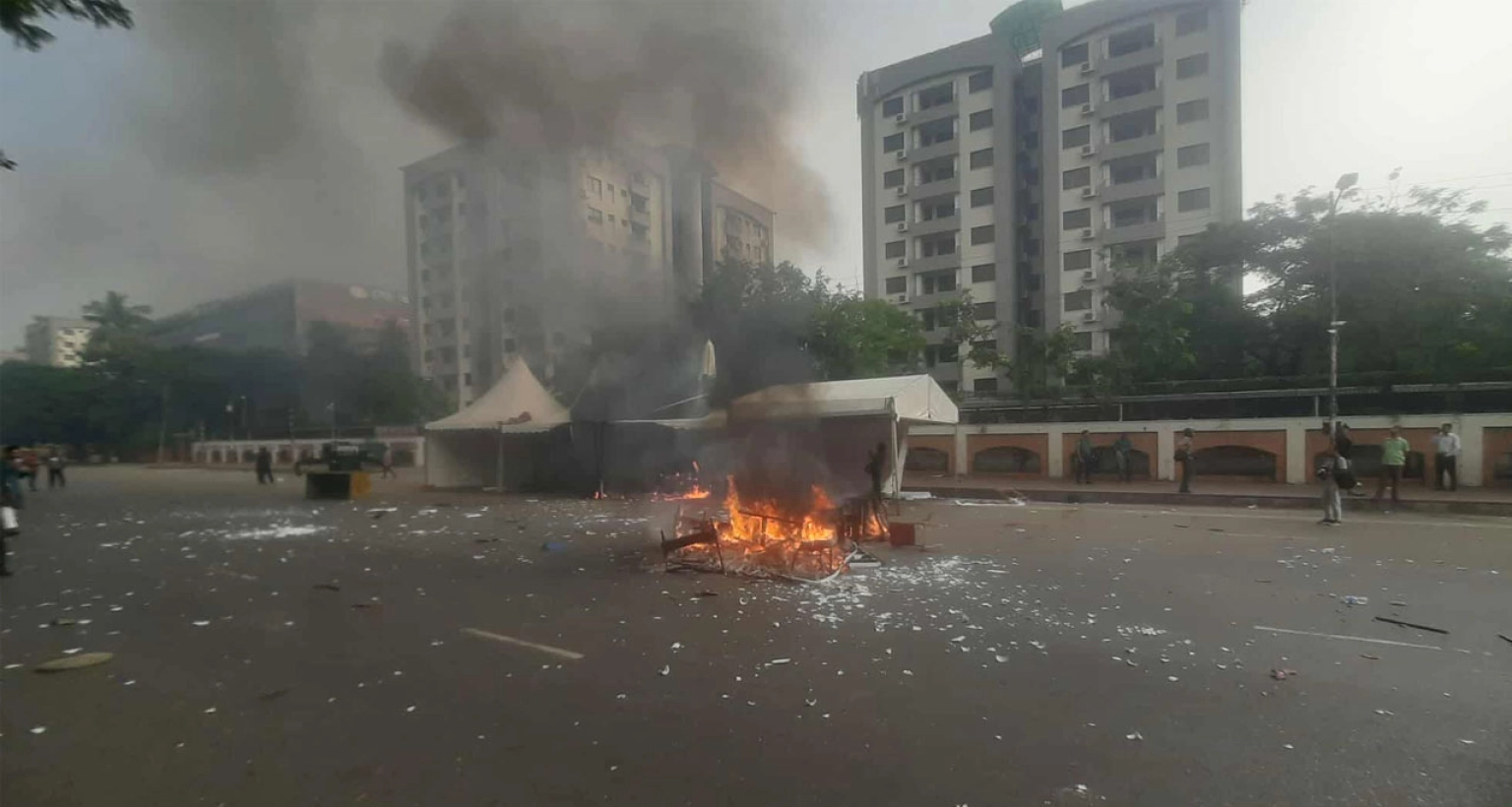 জুলাই সনদ স্বাক্ষর অনুষ্ঠান ঘিরে মানিক মিয়া এভিনিউ রণক্ষেত্র 