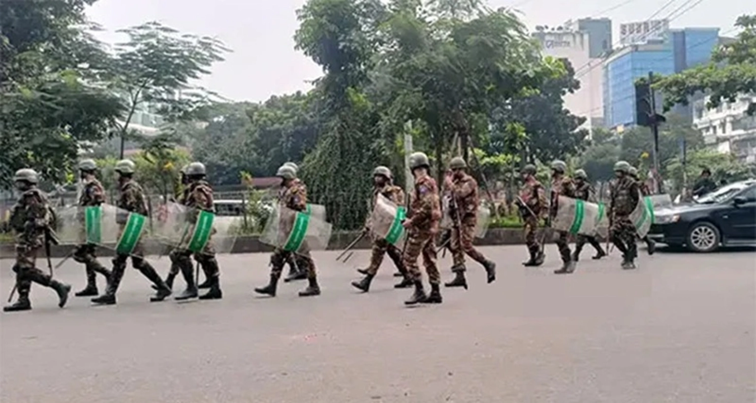 পুলিশের সঙ্গে সংঘর্ষের পরপরই ঘটনাস্থলে অবস্থান নিয়েছে সেনাবাহিনী