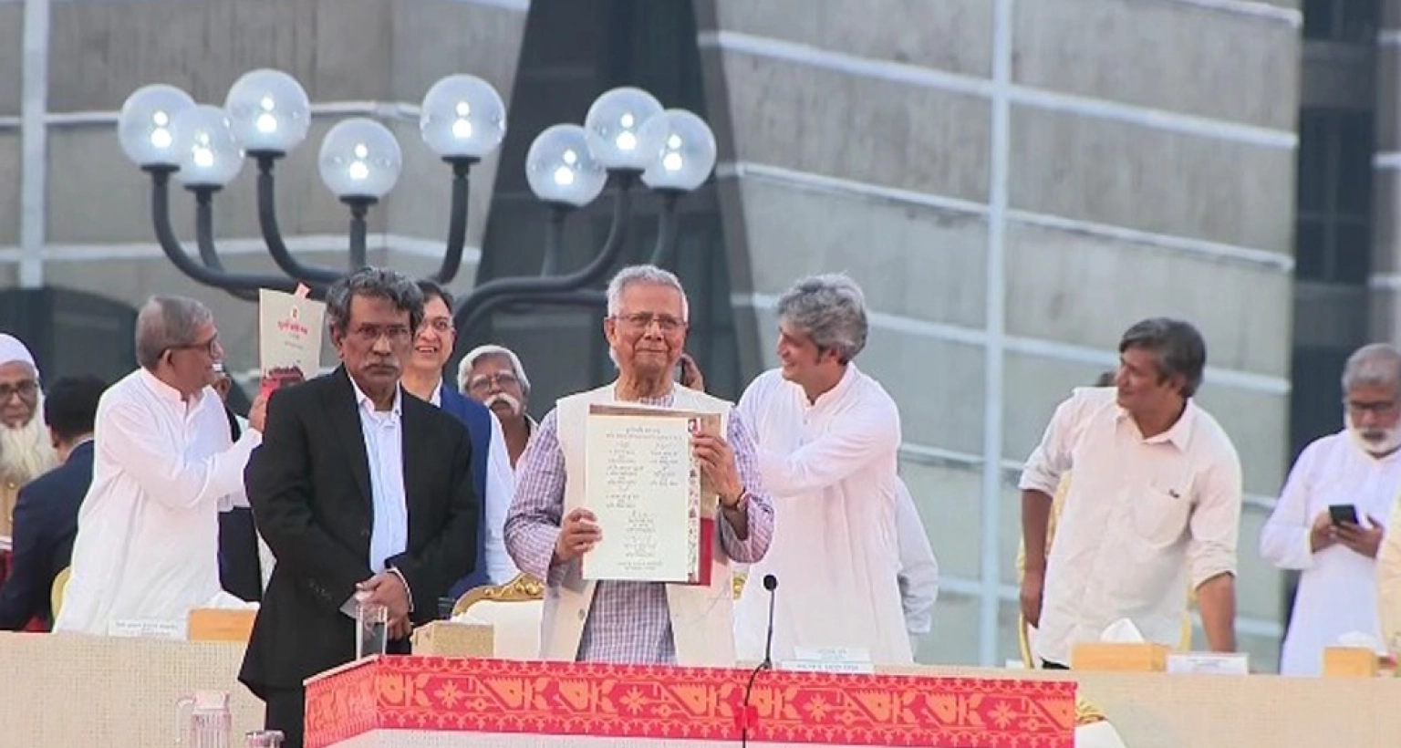 জুলাই সনদে স্বাক্ষর করলেন প্রধান উপদেষ্টা ও রাজনৈতিক নেতারা