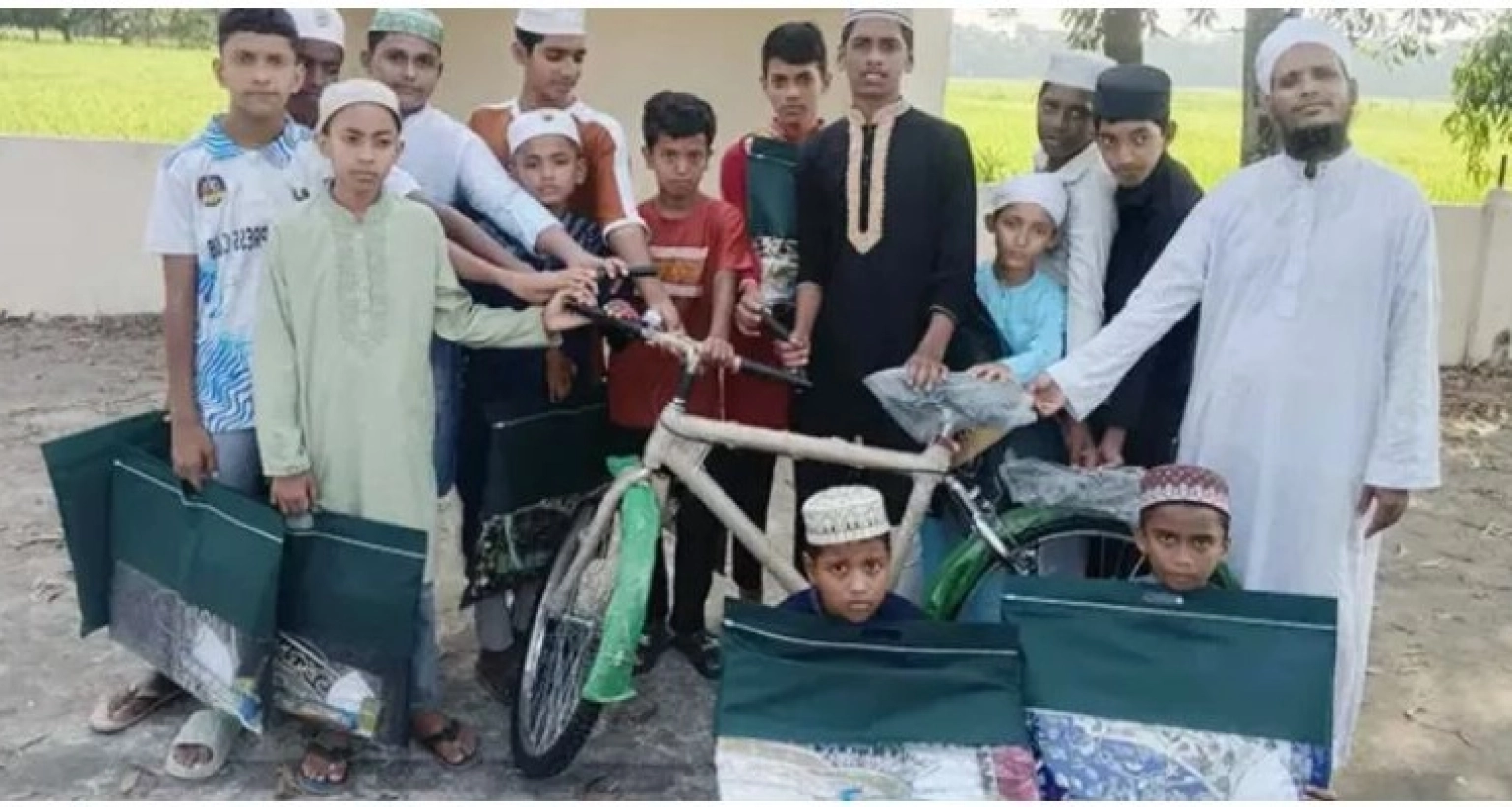 টানা ৪০ দিন জামাতে পাঁচ ওয়াক্ত নামাজ আদায় করে পুরস্কৃত হয়েছে ১২ শিশু-কিশোর