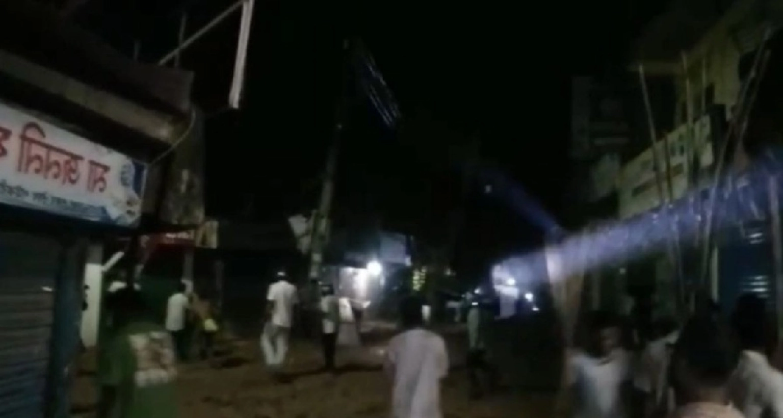 ঘটনাস্থলে পৌঁছে ঘণ্টাব্যাপী চেষ্টা চালিয়ে সংঘর্ষ নিয়ন্ত্রণে আনে আইনশৃঙ্খলা বাহিনী