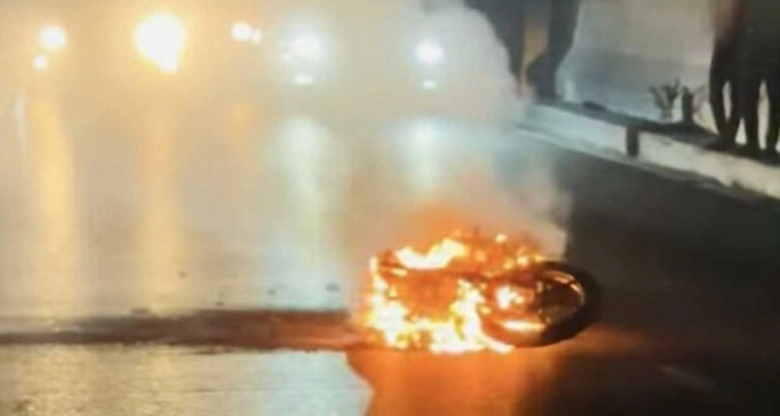 এবার বিমানবন্দরের সামনে ফ্লাইওভারের উপরে আগুন!
