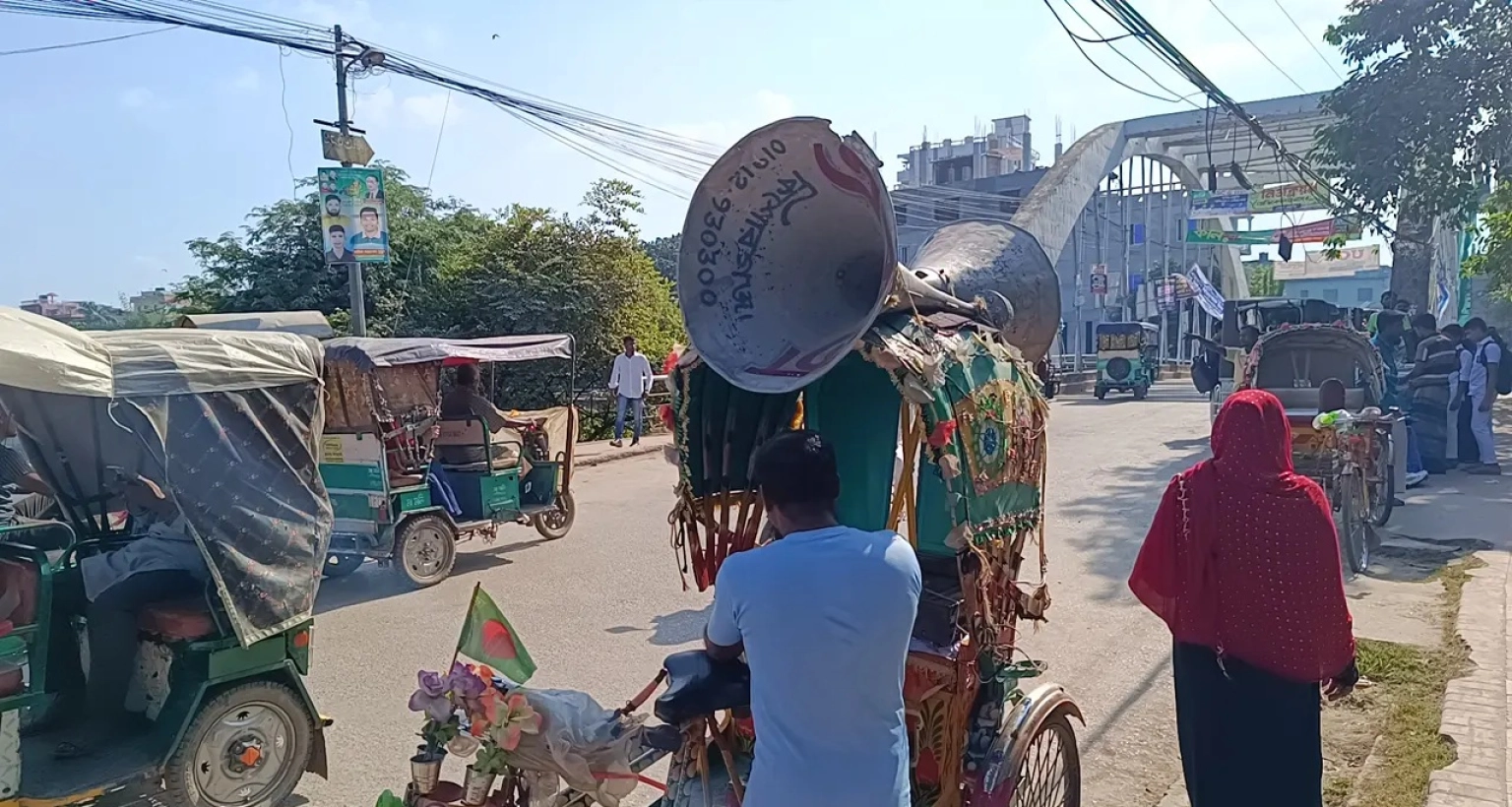কুকুর হারিয়ে থানায় গিয়ে অভিযোগ, শহরজুড়ে মাইকিং