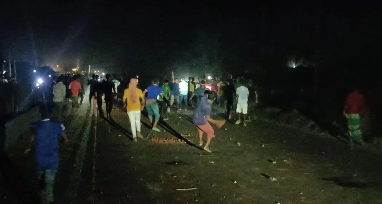 ব্রাহ্মণবাড়িয়ায় ফের টর্চলাইট জ্বালিয়ে ভয়াবহ রক্তক্ষয়ী সংঘর্ষ