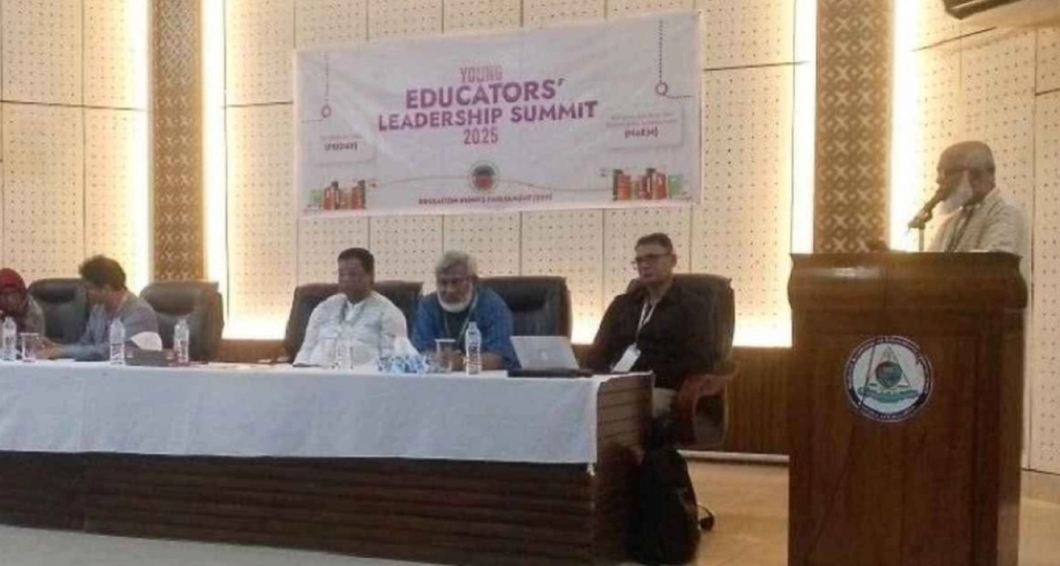 স্কুলে বিশ্বাস হারাচ্ছে অভিভাবকরা, কওমি মাদরাসার দিকে ঝুঁকছে শিক্ষার্থীরা: সাবেক সচিব  স্কুলে বিশ্বাস হারাচ্ছে অভিভাবকরা, কওমি মাদরাসার দিকে ঝুঁকছে শিক্ষার্থীরা: সাবেক সচিব
