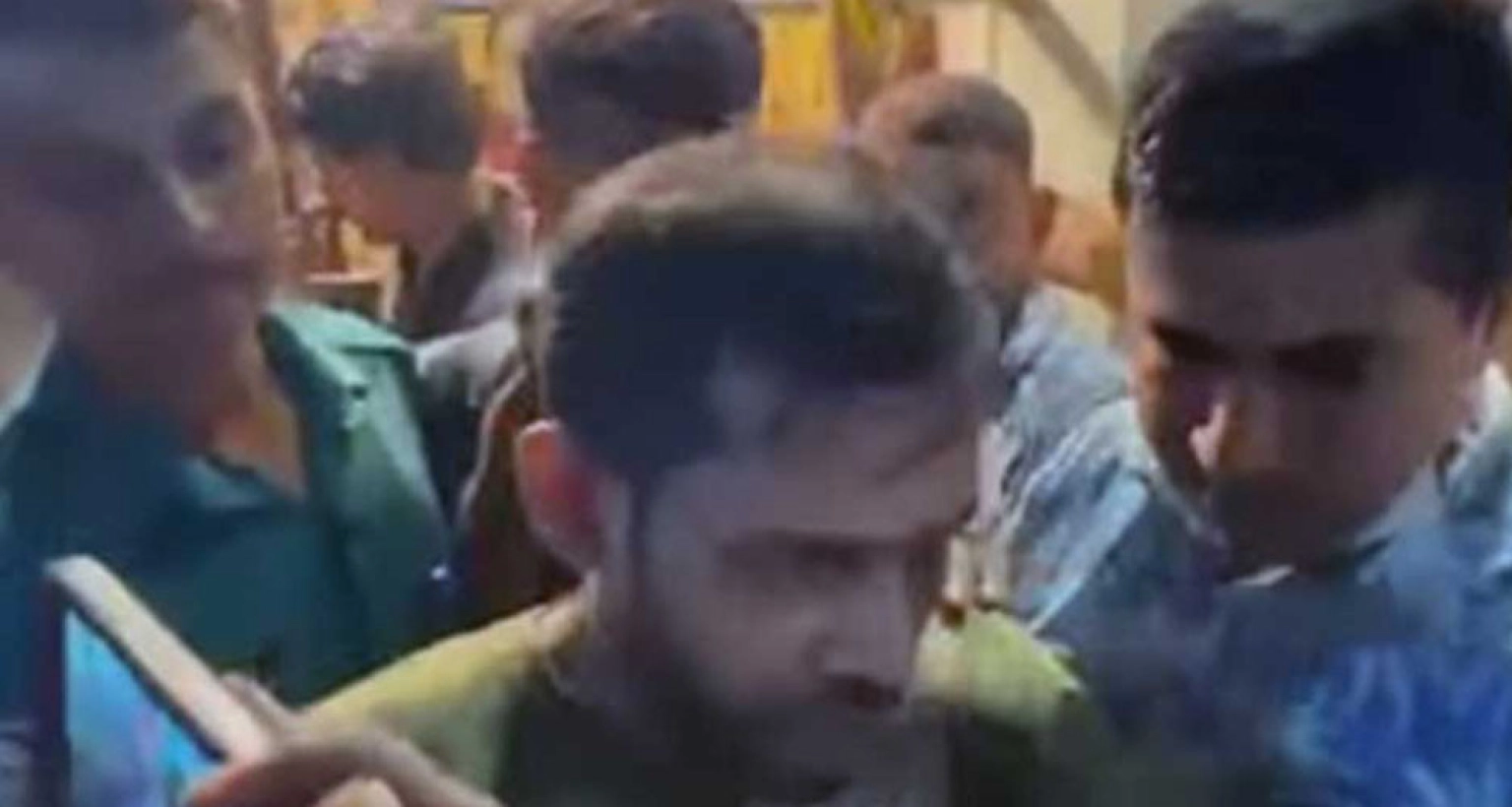 গ্রেপ্তার বাবাকে ধরে কাঁদতে থাকা শিশুকে চড়, তদন্তে পুলিশ  গ্রেপ্তার বাবাকে ধরে কাঁদতে থাকা শিশুকে চড়, তদন্তে পুলিশ