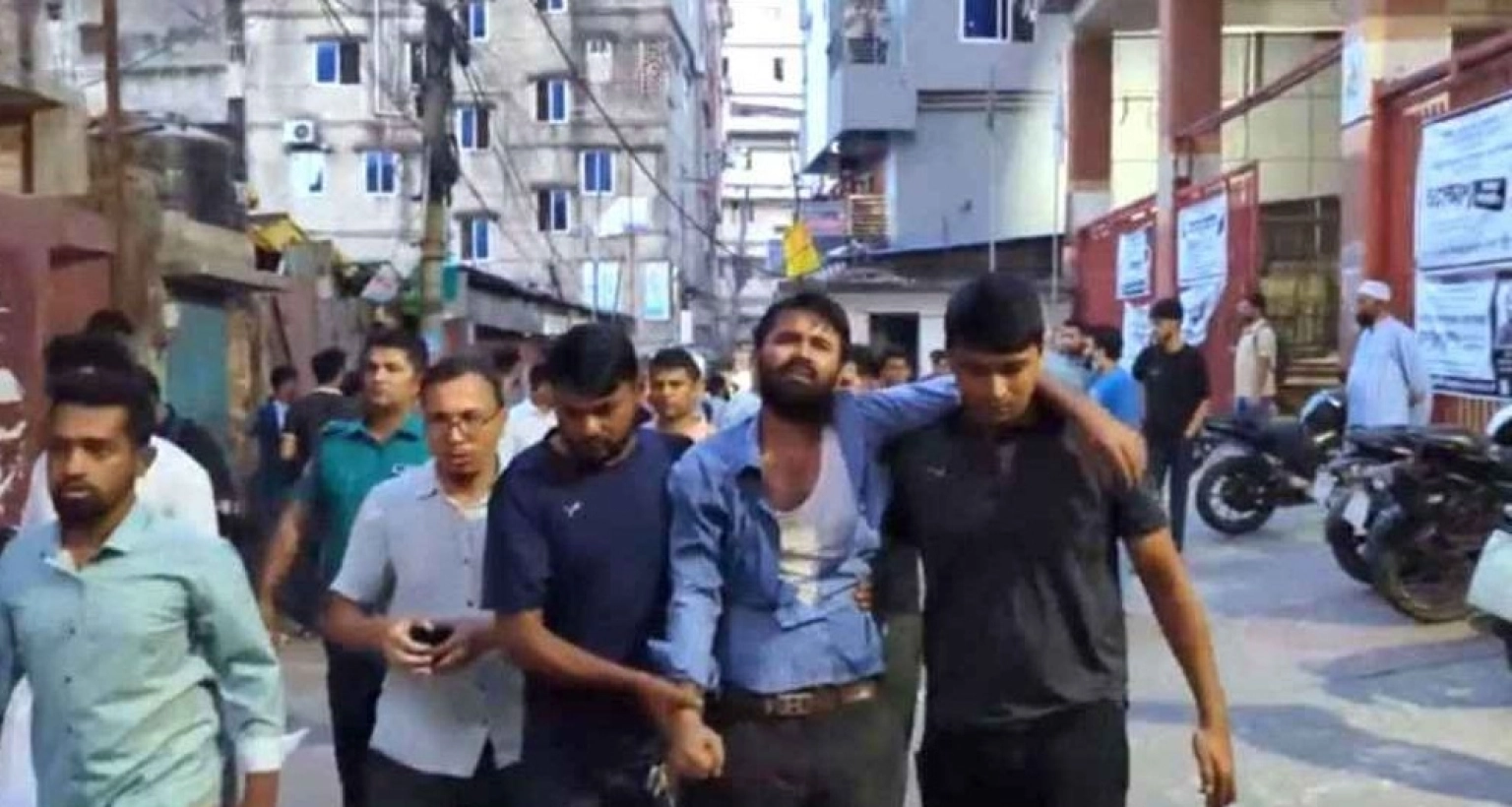 ছাত্রলীগ নেতাকে বেধড়ক পিটুনি দিয়ে পুলিশে দিল শিক্ষার্থী ও জনতা  ছাত্রলীগ নেতাকে বেধড়ক পিটুনি দিয়ে পুলিশে দিল শিক্ষার্থী ও জনতা