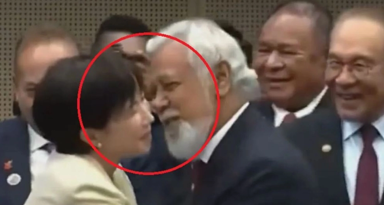 এক প্রধানমন্ত্রীকে আরেক প্রধানমন্ত্রীর চুমু দেওয়ার চেষ্টা!  এক প্রধানমন্ত্রীকে আরেক প্রধানমন্ত্রীর চুমু দেওয়ার চেষ্টা!