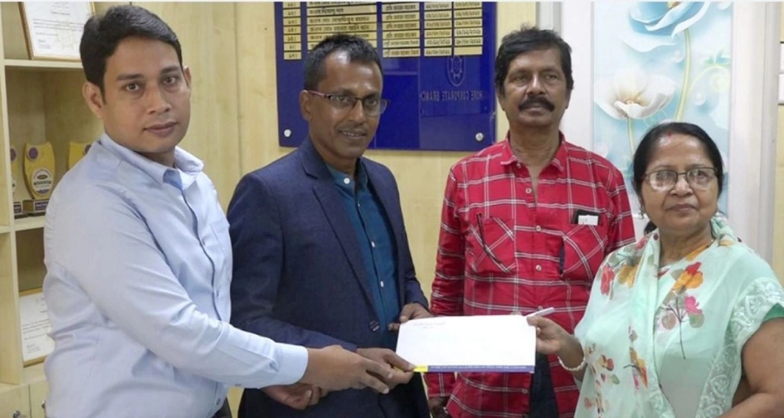 ব্যাংকের অ্যাকাউন্টে এত টাকা আছে জানতেনই না গ্রাহক!  ব্যাংকের অ্যাকাউন্টে এত টাকা আছে জানতেনই না গ্রাহক!