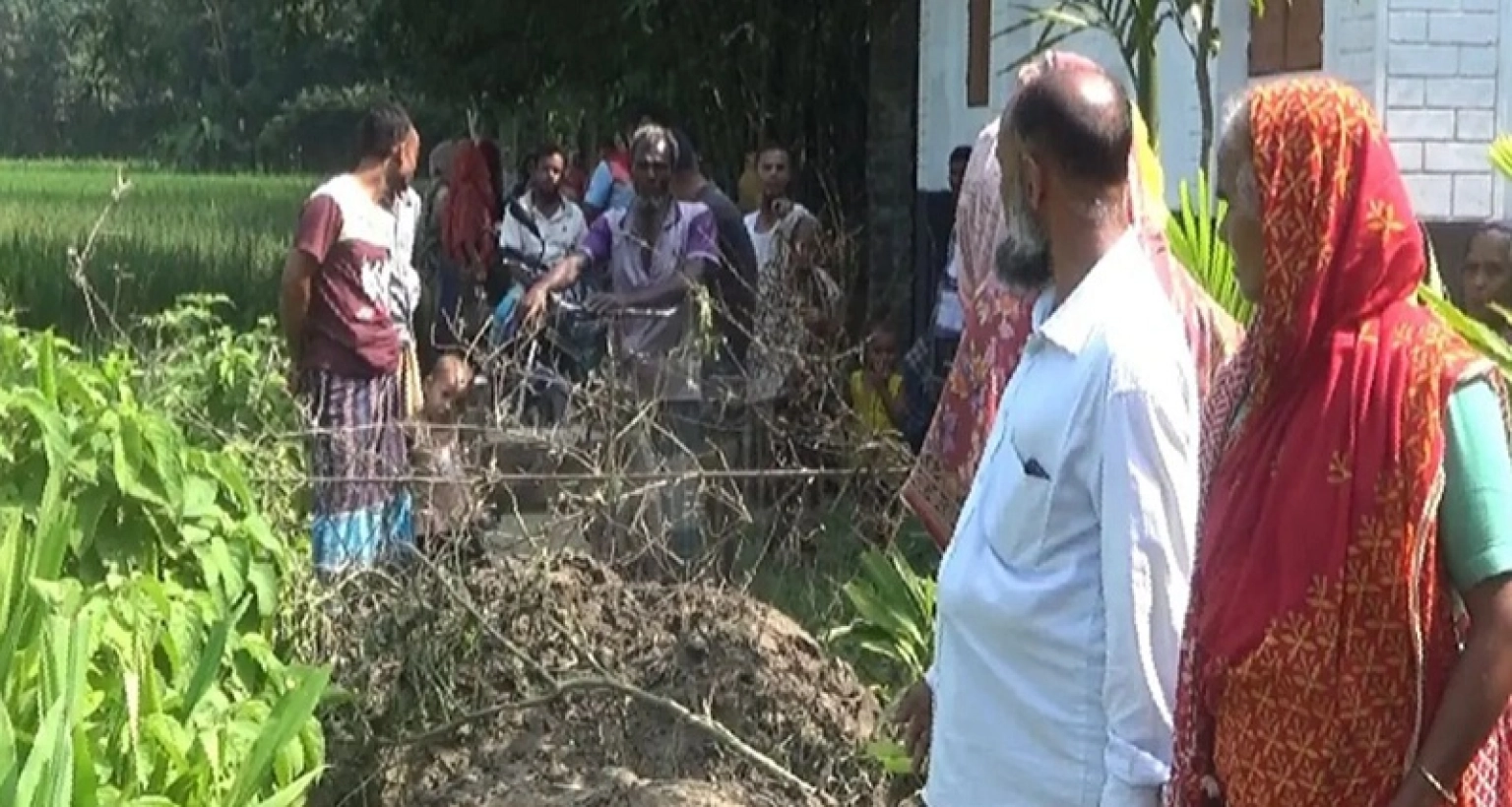 চা না খাওয়ায় গ্রামবাসীর রাস্তা বন্ধ করে দিলেন দোকানদার  চা না খাওয়ায় গ্রামবাসীর রাস্তা বন্ধ করে দিলেন দোকানদার