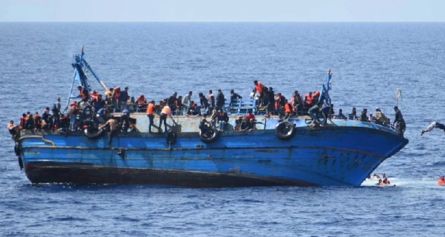 নৌকা ডুবে ১৮ জনের মৃত্যু, ১৮ বাংলাদেশিকে জীবিত উদ্ধার  নৌকা ডুবে ১৮ জনের মৃত্যু, ১৮ বাংলাদেশিকে জীবিত উদ্ধার