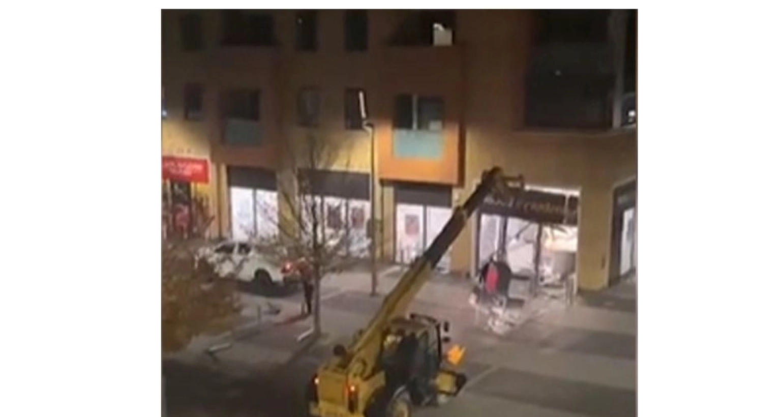 ভেঙ্গে পুরো এটিএম মেশিন নিয়ে গেল চুর!  ভেঙ্গে পুরো এটিএম মেশিন নিয়ে গেল চুর!