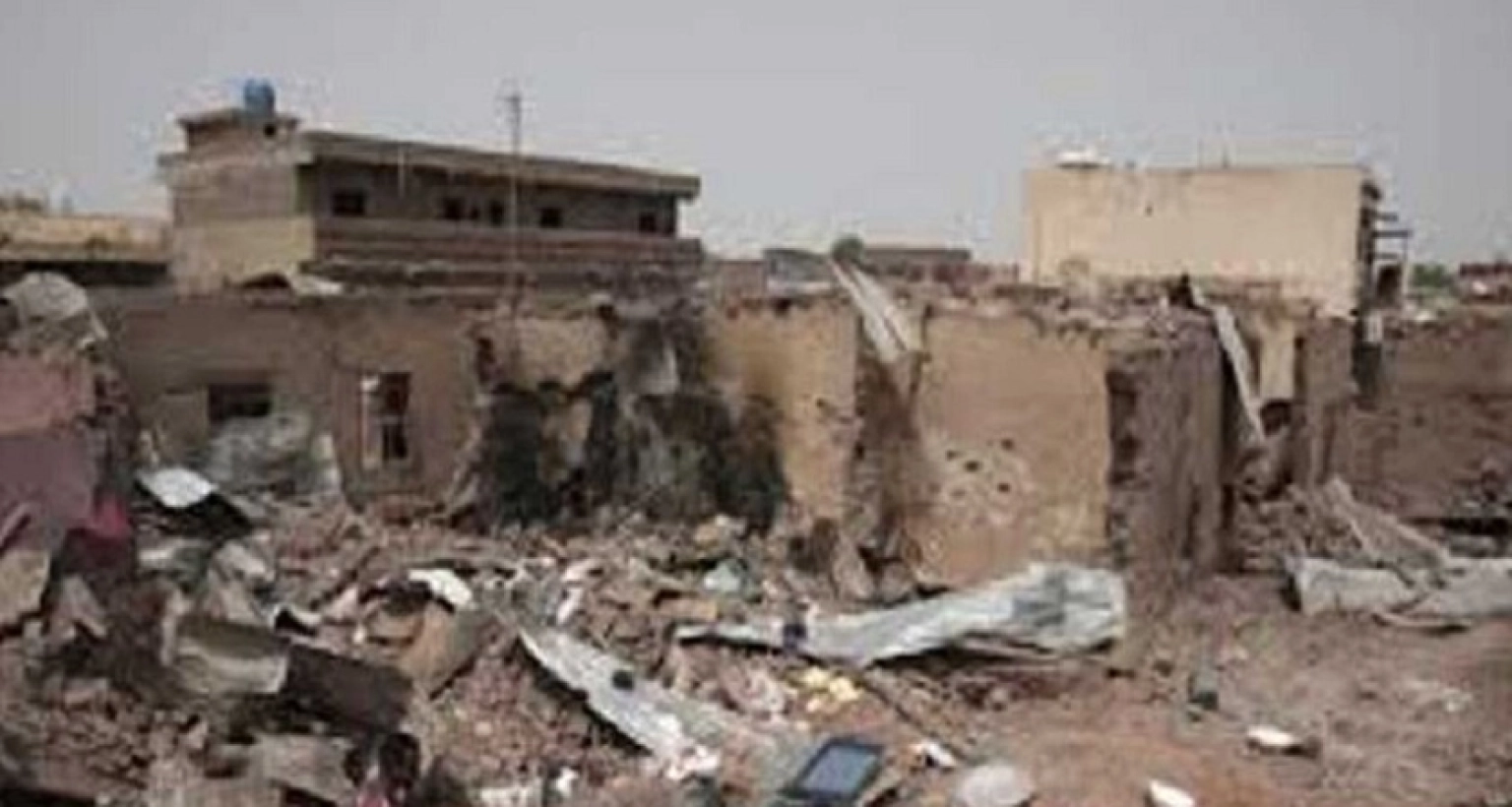 রাস্তাজুড়ে পড়ে আছে শত শত মৃতদেহ, কবর দেওয়ার মতো মানুষও নেই!  রাস্তাজুড়ে পড়ে আছে শত শত মৃতদেহ, কবর দেওয়ার মতো মানুষও নেই!