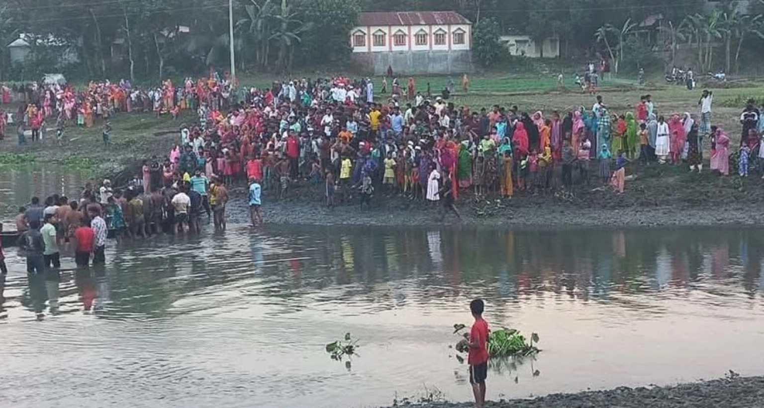 পানিতে ডুবে ভাই-বোনসহ তিন শিশুর মৃত্যু, নিখোঁজ ২  পানিতে ডুবে ভাই-বোনসহ তিন শিশুর মৃত্যু, নিখোঁজ ২