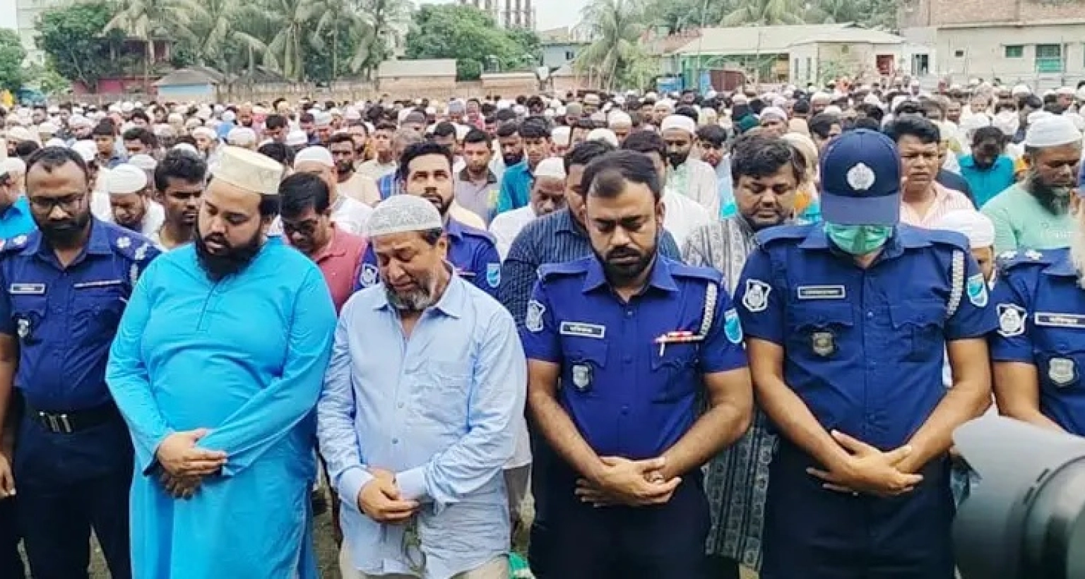 প্যারোলে মুক্তি পেয়ে স্ত্রীর জানাজায় অঝোরে কাঁদলেন যুবলীগ নেতা