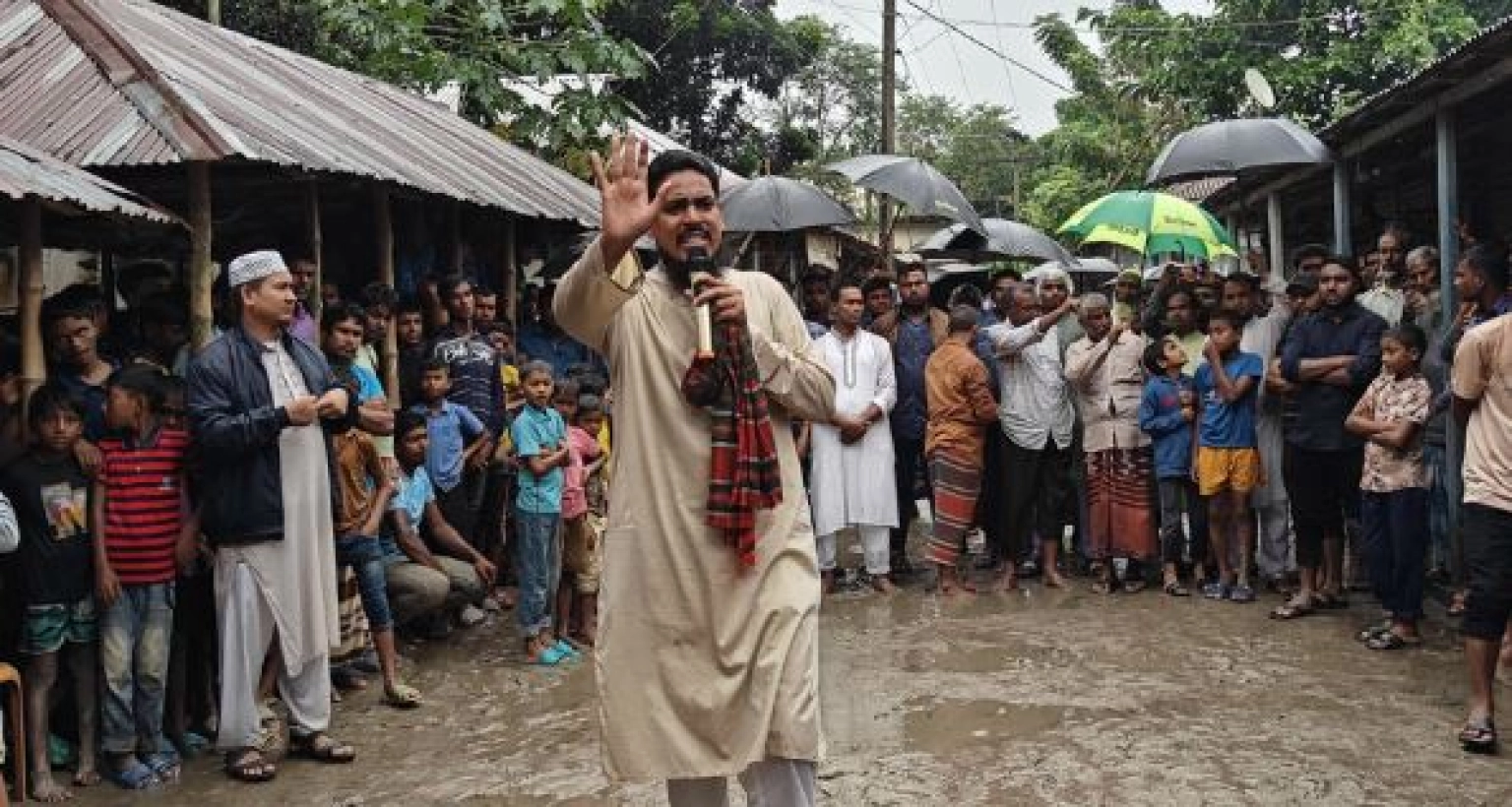 খালি পায়ে কাদামাটিতে নেমে বক্তব্য দিলেন আখতার হোসেন