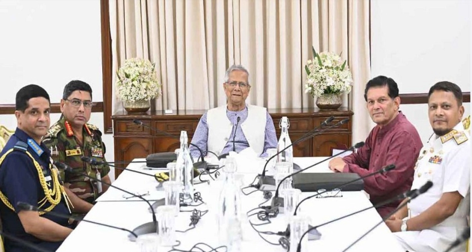 তিন বাহিনী প্রধানকে যে নির্দেশনা প্রধান উপদেষ্টার 